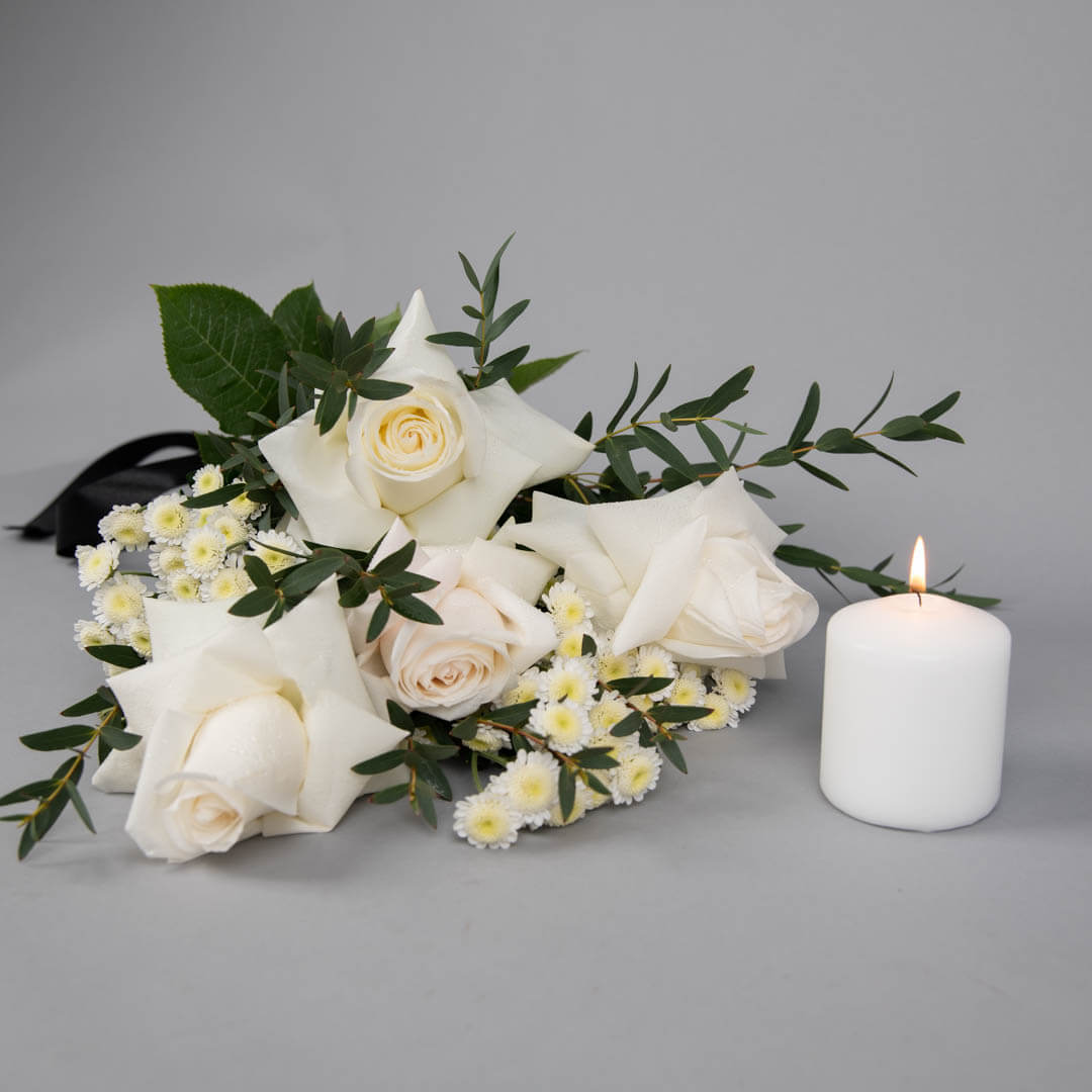 Aranjament floral funerar cu trandafiri si crizanteme