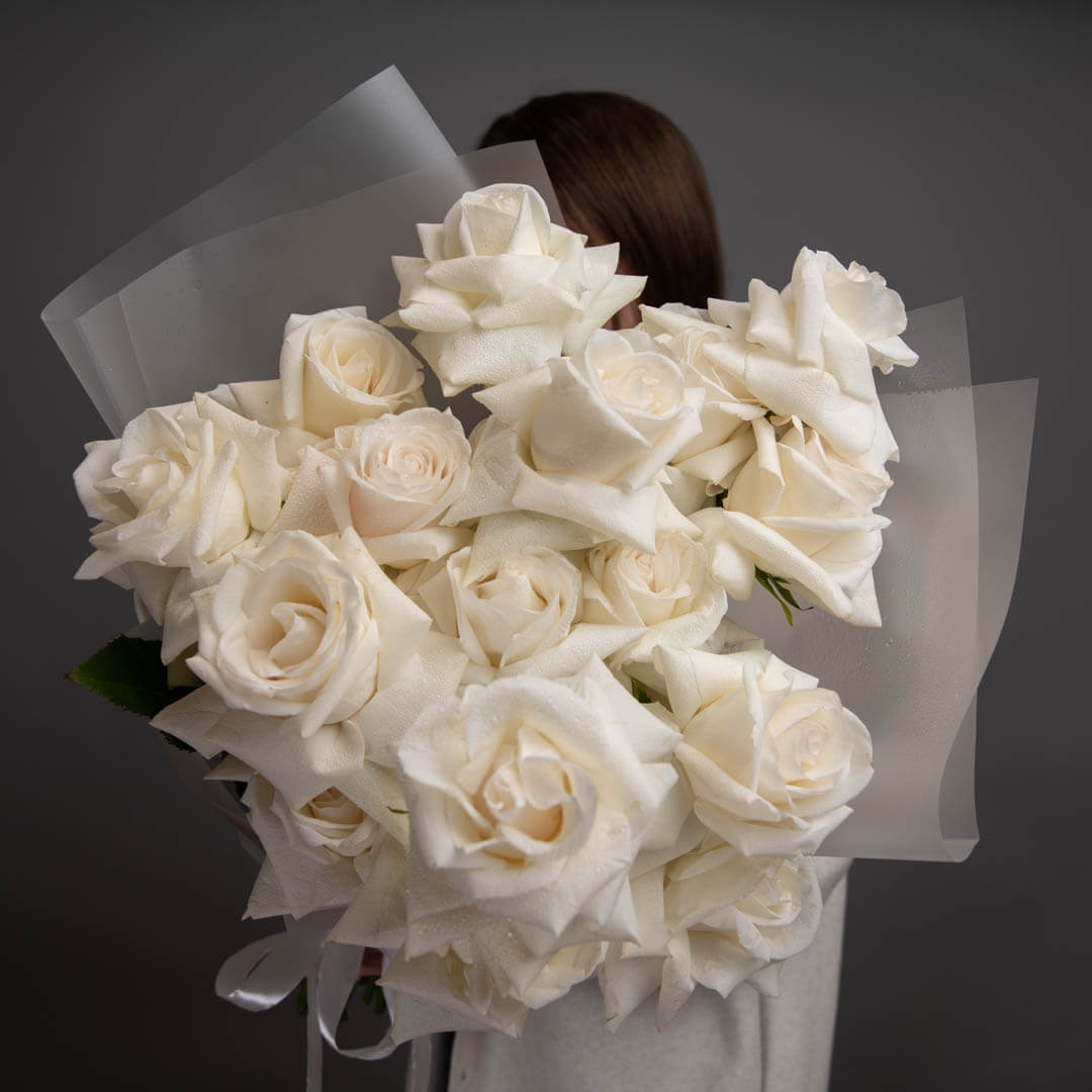 Buchet cu 25 trandafiri speciali albi