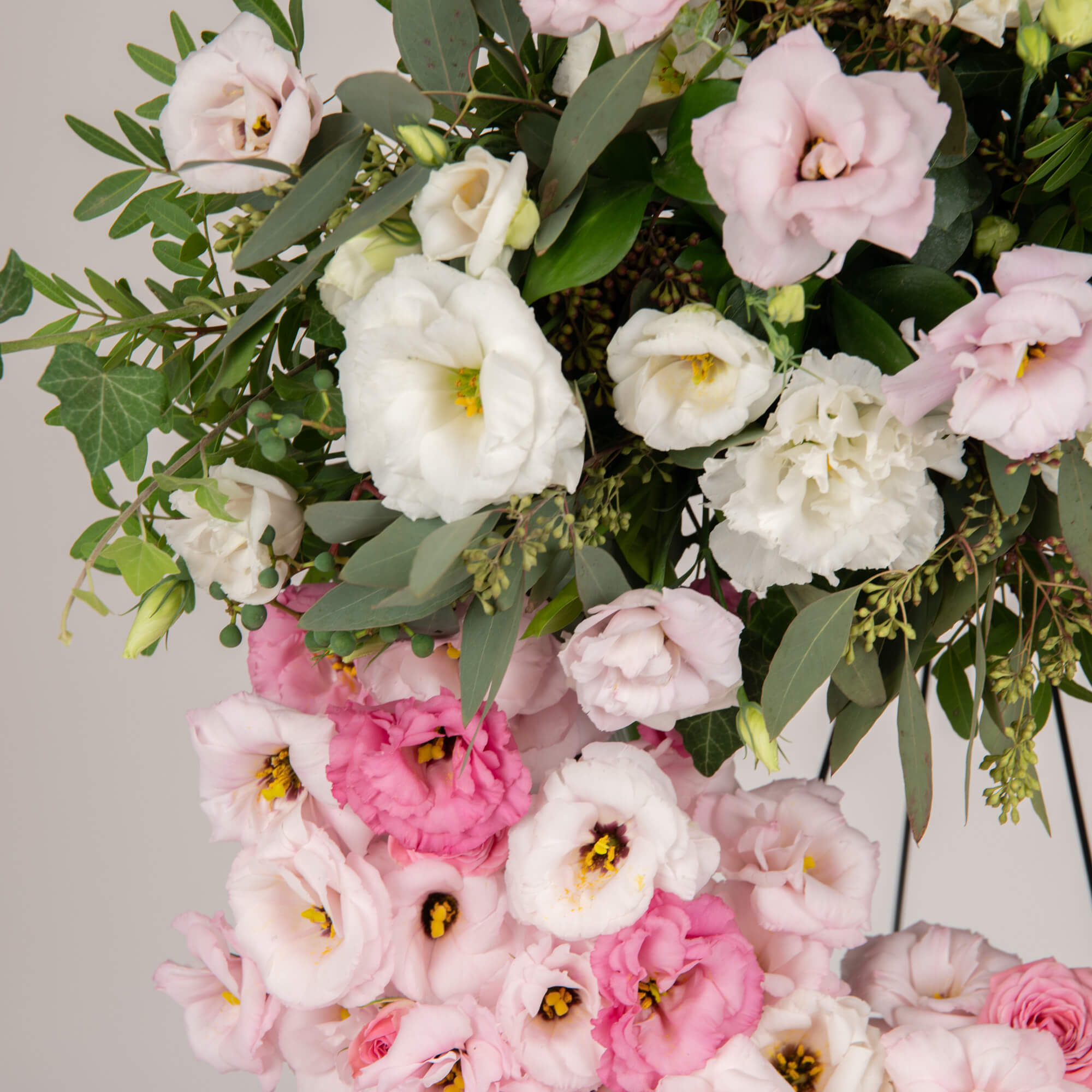 Coroana de flori rotunda cu lisianthus roz, 2