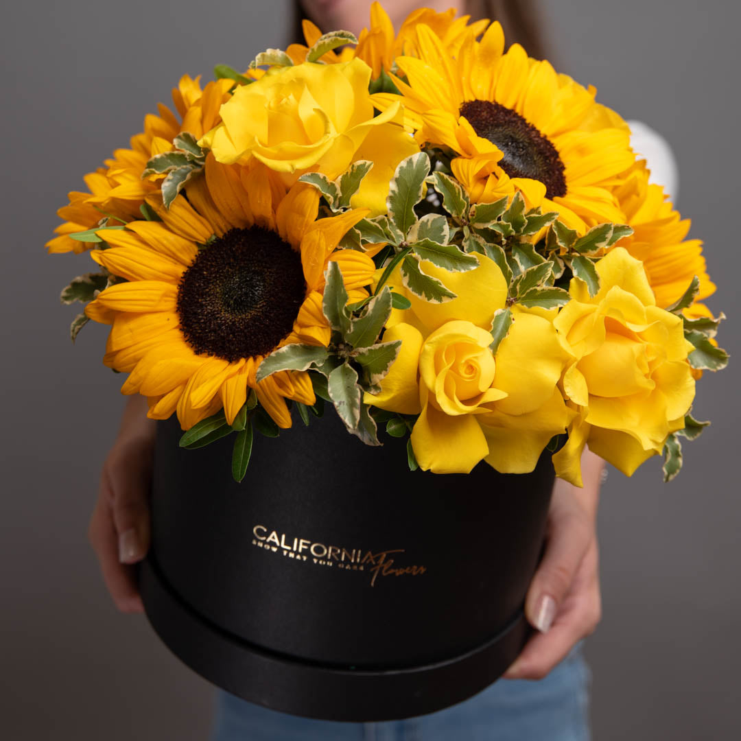 Aranjament in cutie cu floarea soarelui si trandafiri galbeni