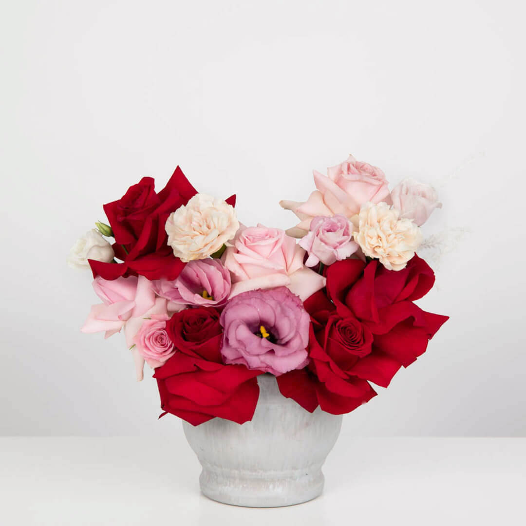 Arrangement with roses and lisianthus