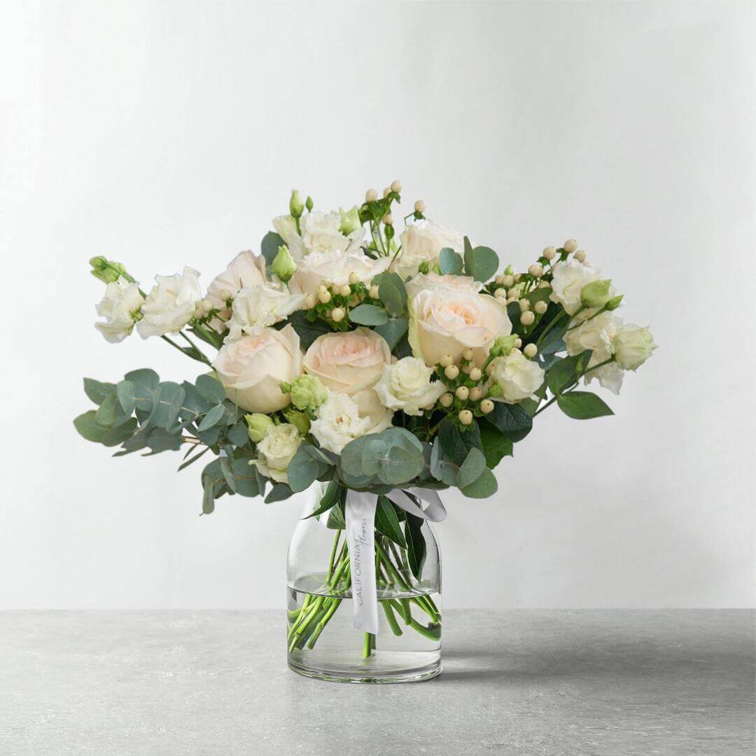 Bouquet of roses and white lisianthus