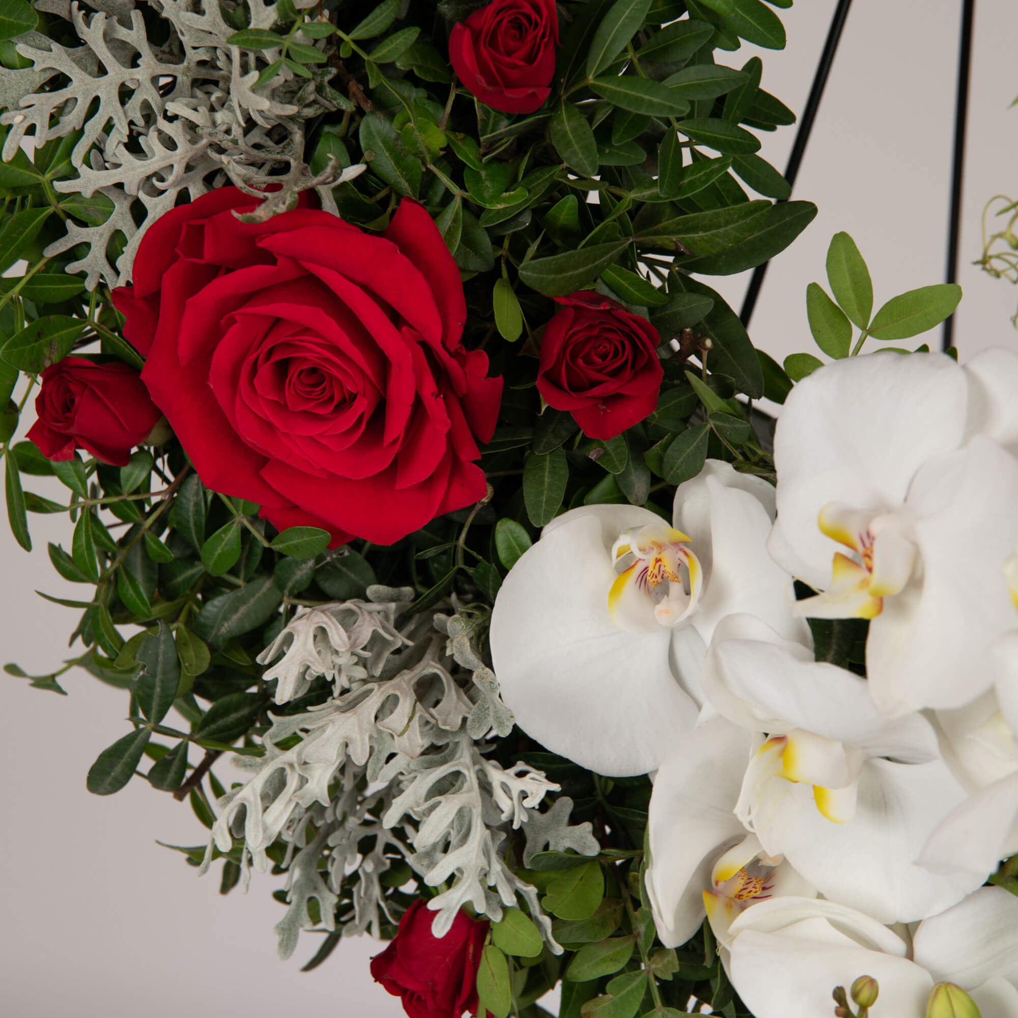 Coroana de flori rotunda cu pahlaenopsis si trandafiri rosii, 2