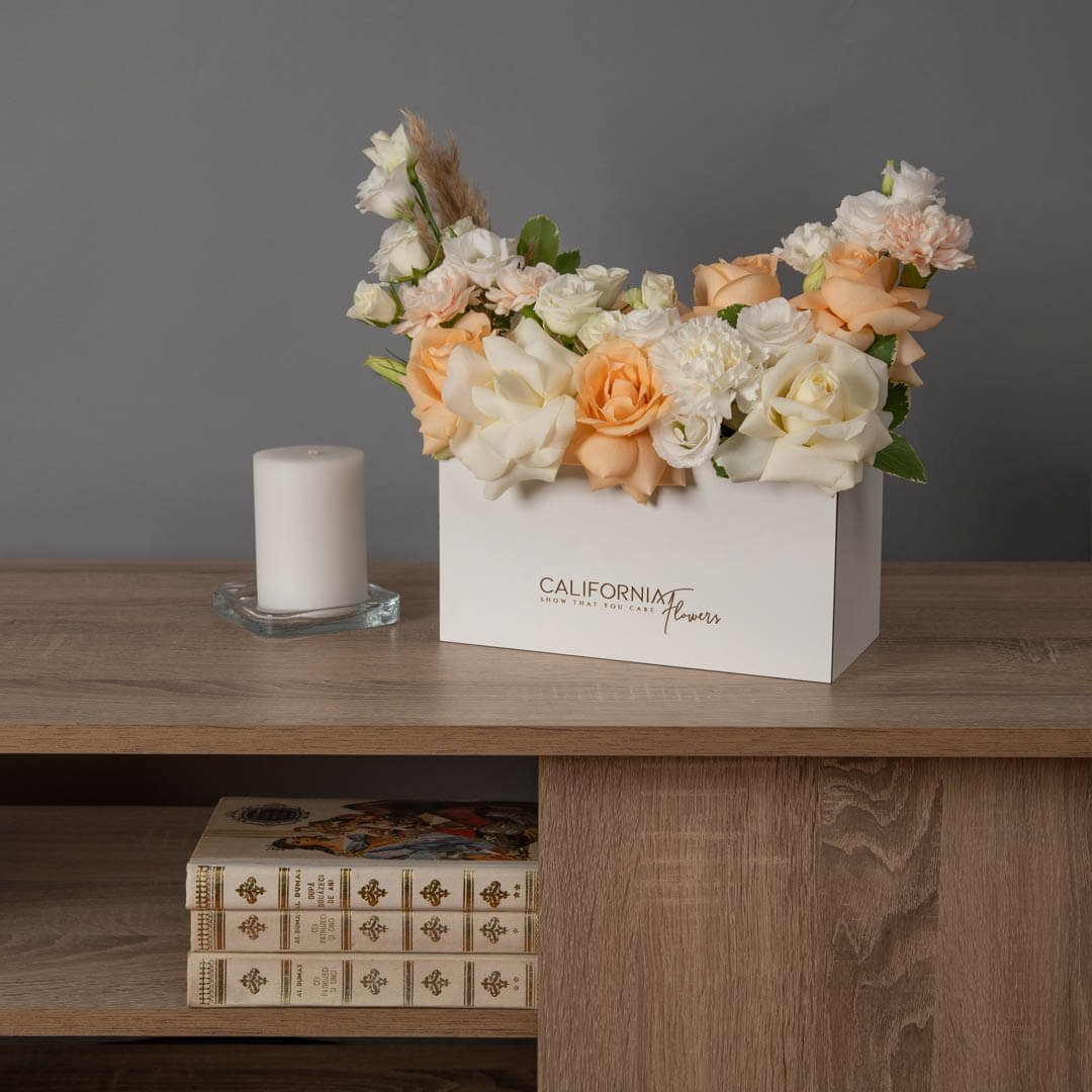 Aranjament floral in cutie cu dianthus si trandafiri somon