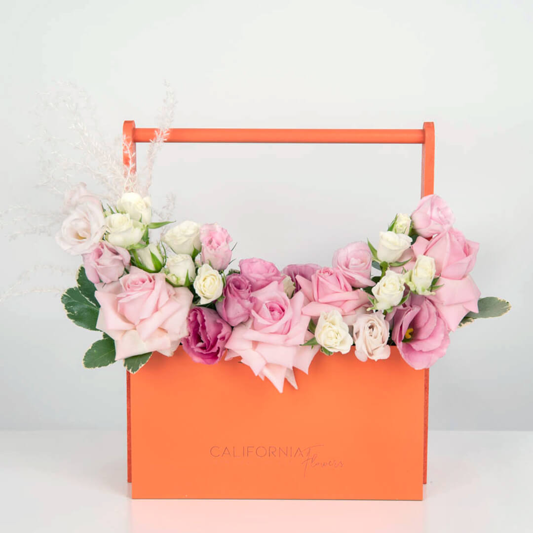 Aranjament floral in cutie cu lisianthus, miniroze si trandafiri roz