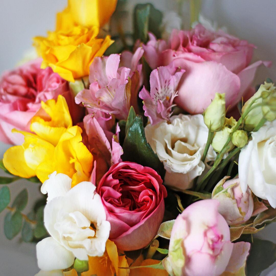 Bouquet with roses, freesia and lisianthus