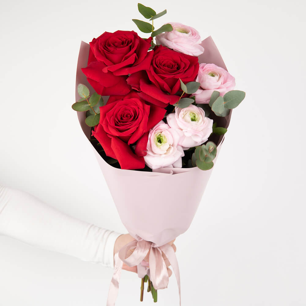 Buchet cu ranunculus si trandafiri rosii speciali
