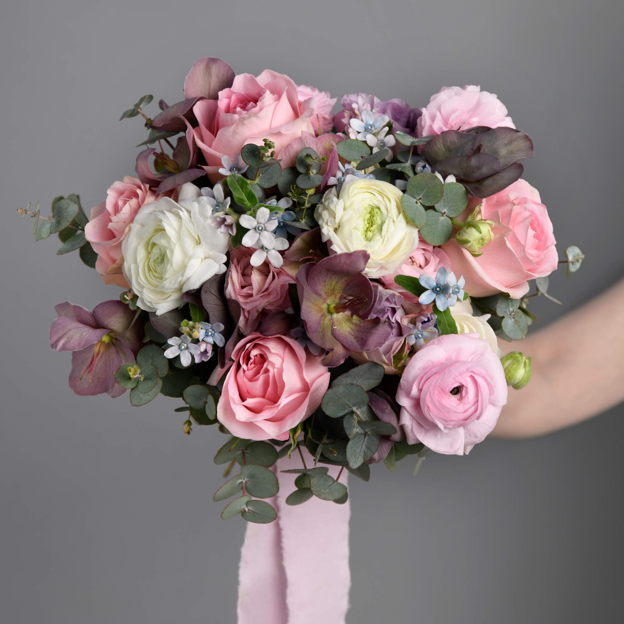 Buchet mireasa cu trandafiri roz si ranunculus, 5, Californiaflowers.ro