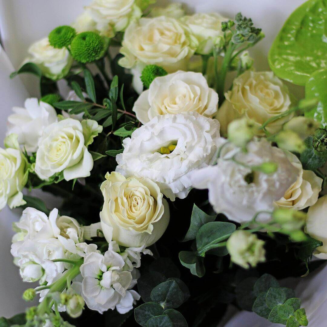 Bouquet of roses, anthurium and lisianthus
