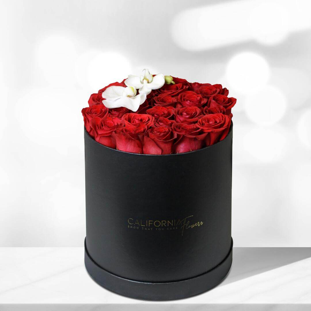Cutie neagra 29 trandafiri rosii si phalaenopsis