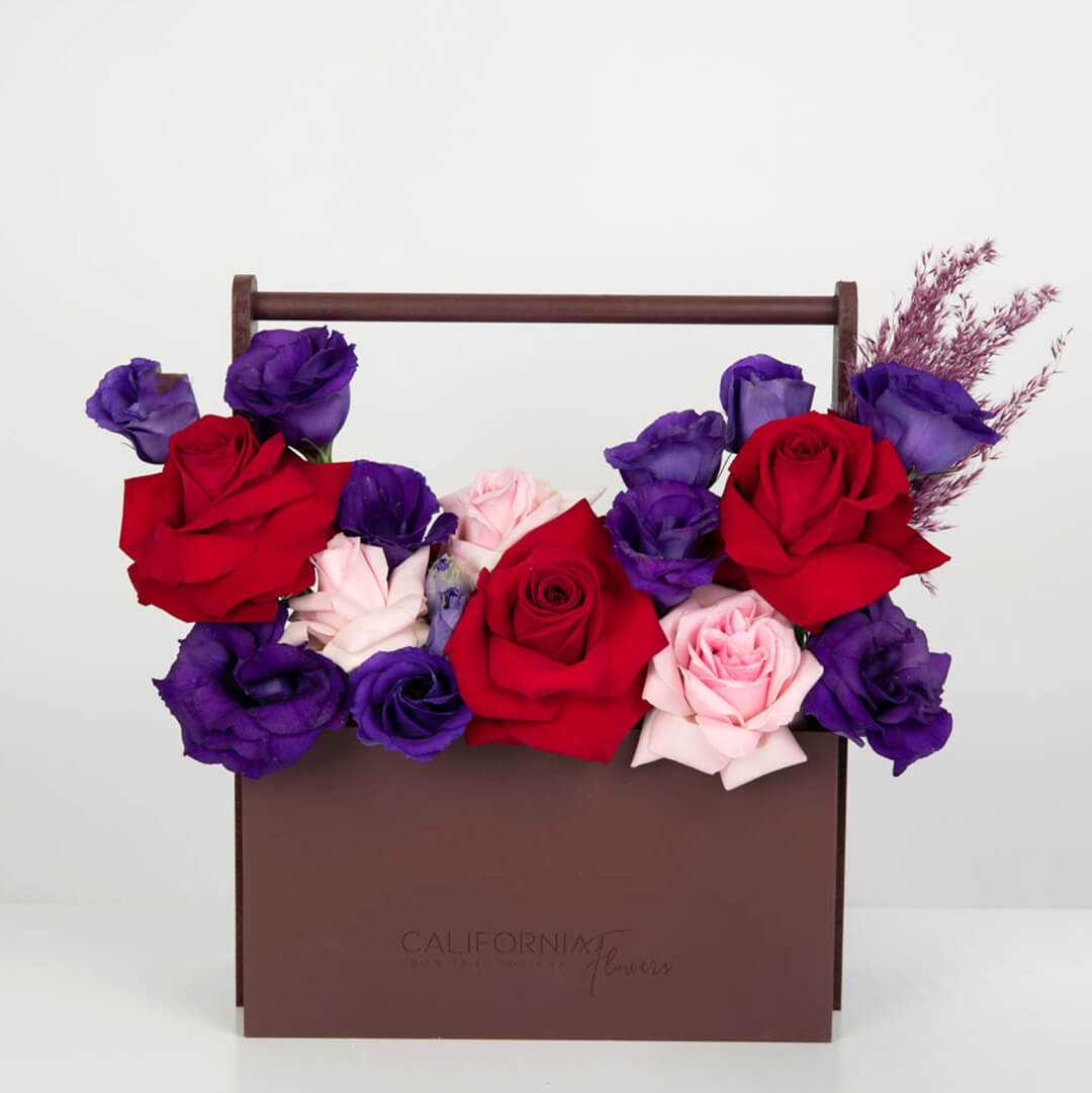 Aranjament floral in cutie cu lisianthus si trandafiri rosii si roz