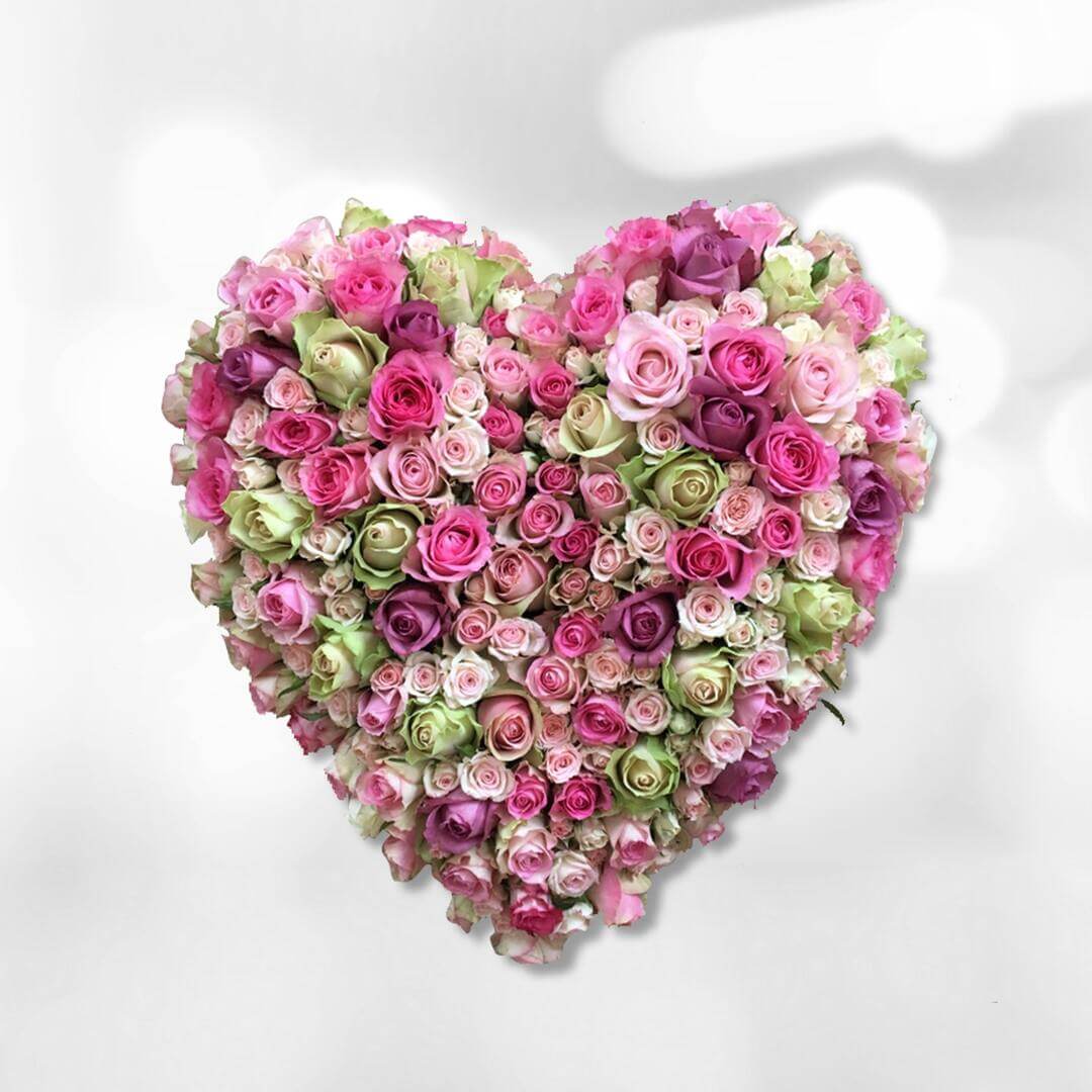 Cororna funerara Inima cu trandafiri si tros roz