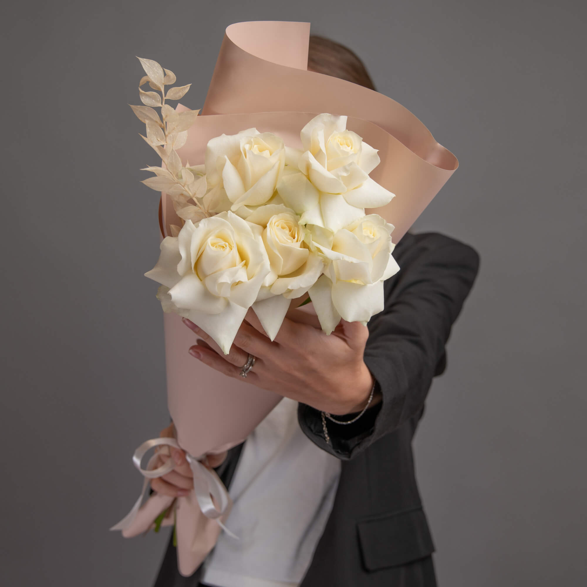 Bouquet of 5 white roses