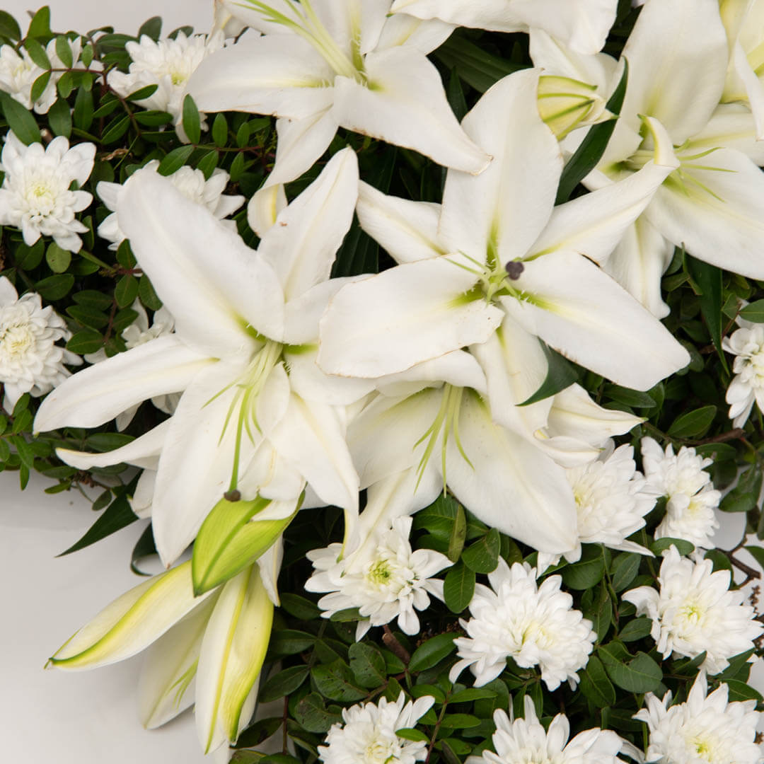 Aranjament floral funerar cu crini si crizanteme