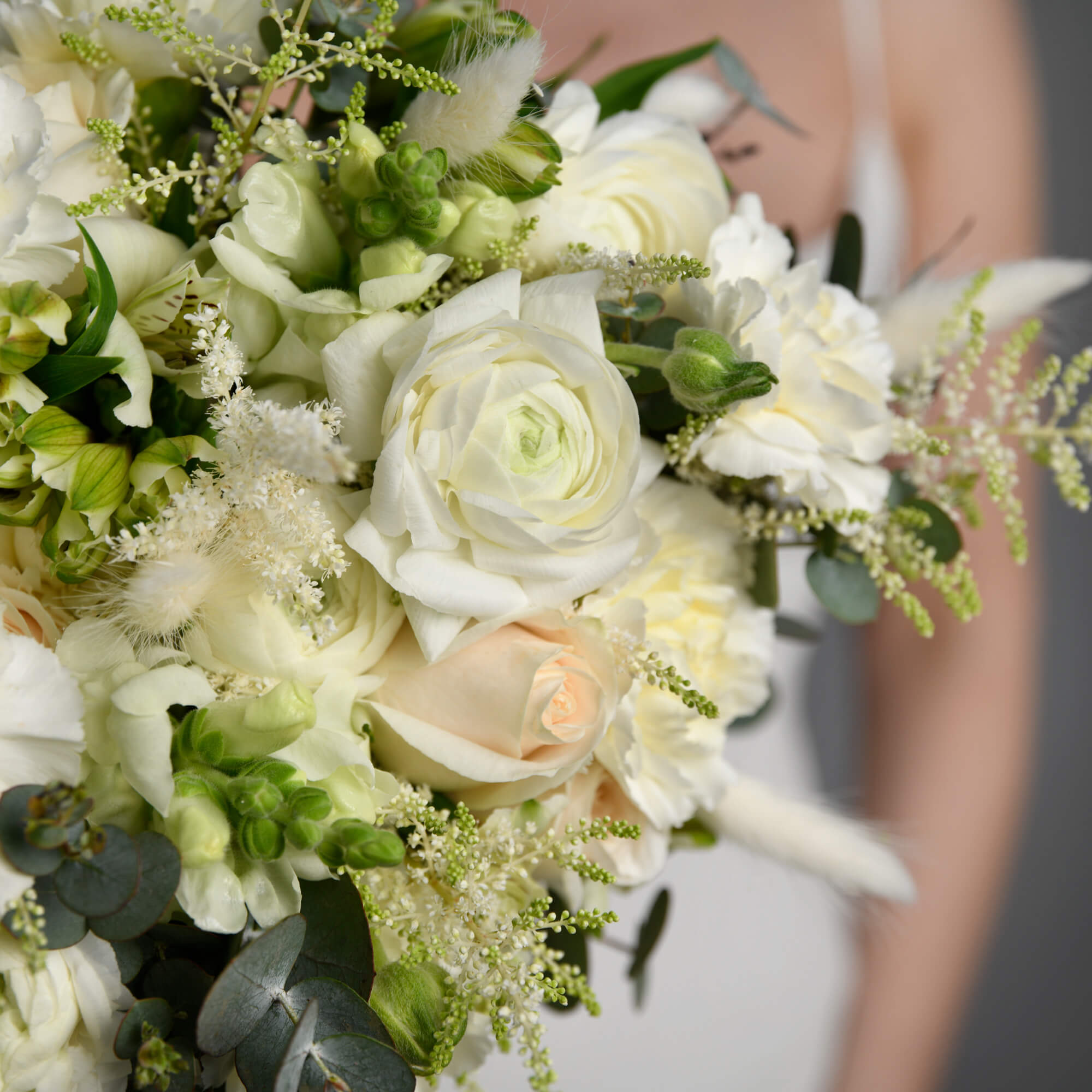 Buchet de mireasa cu ranunculus si astilbe, 10, Californiaflowers.ro