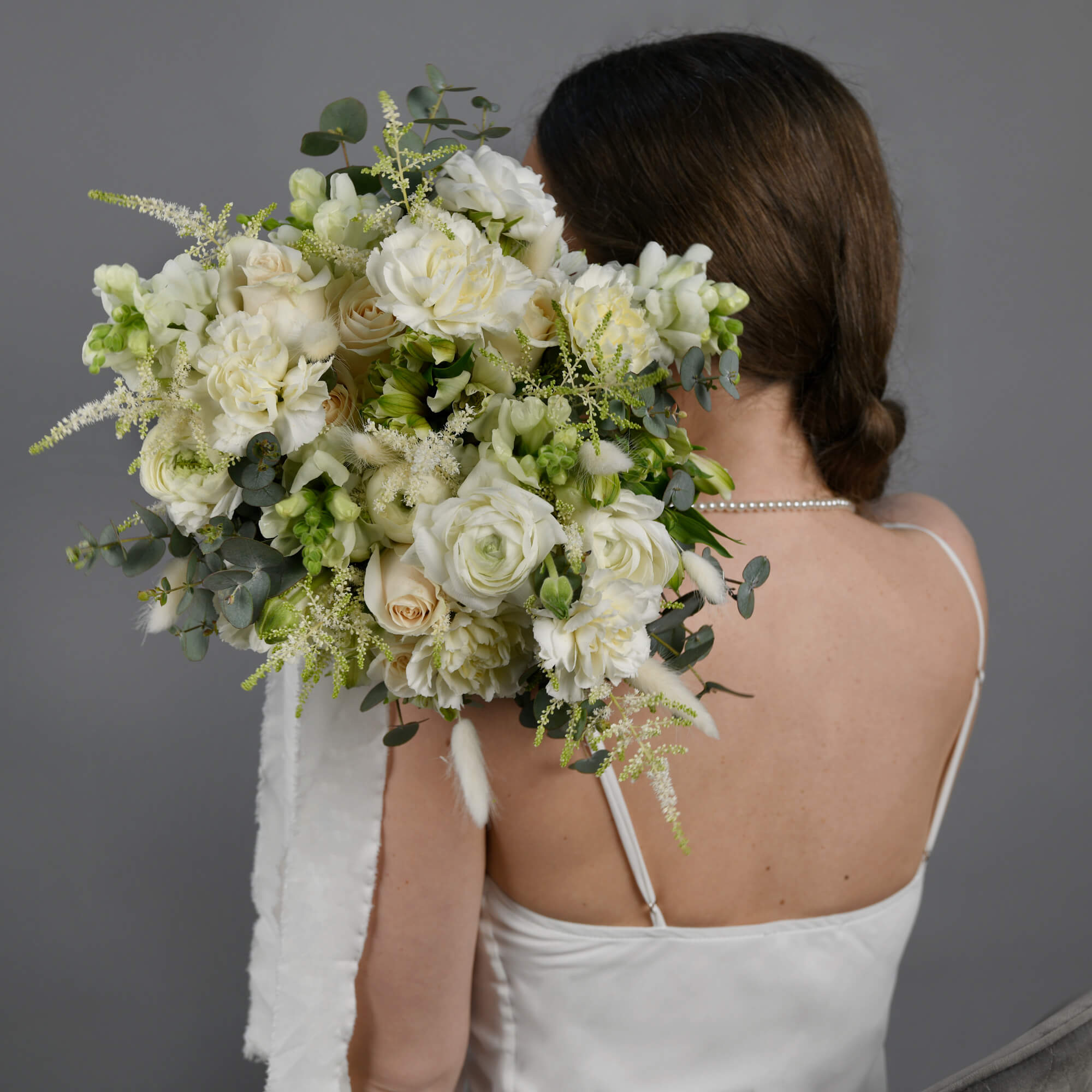 Buchet de mireasa cu ranunculus si astilbe, 9, Californiaflowers.ro