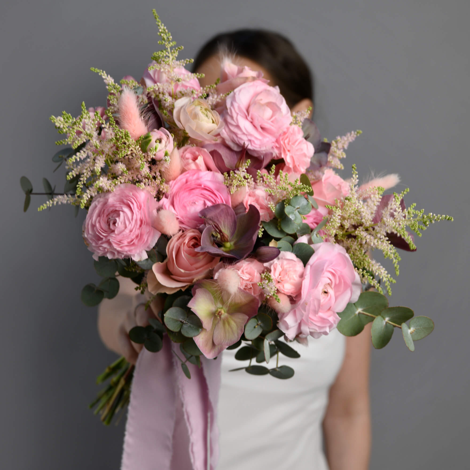 Buchet de mireasa cu ranunculus si heleborus, 5, Californiaflowers.ro