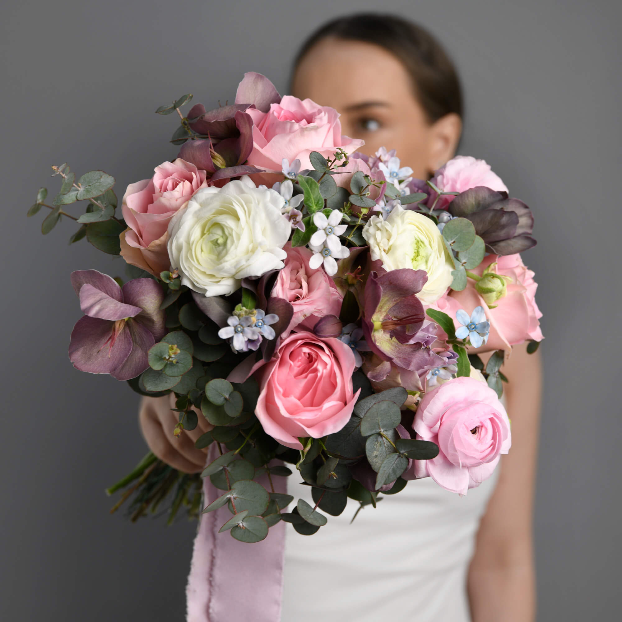 Buchet mireasa cu trandafiri roz si ranunculus, 3, Californiaflowers.ro