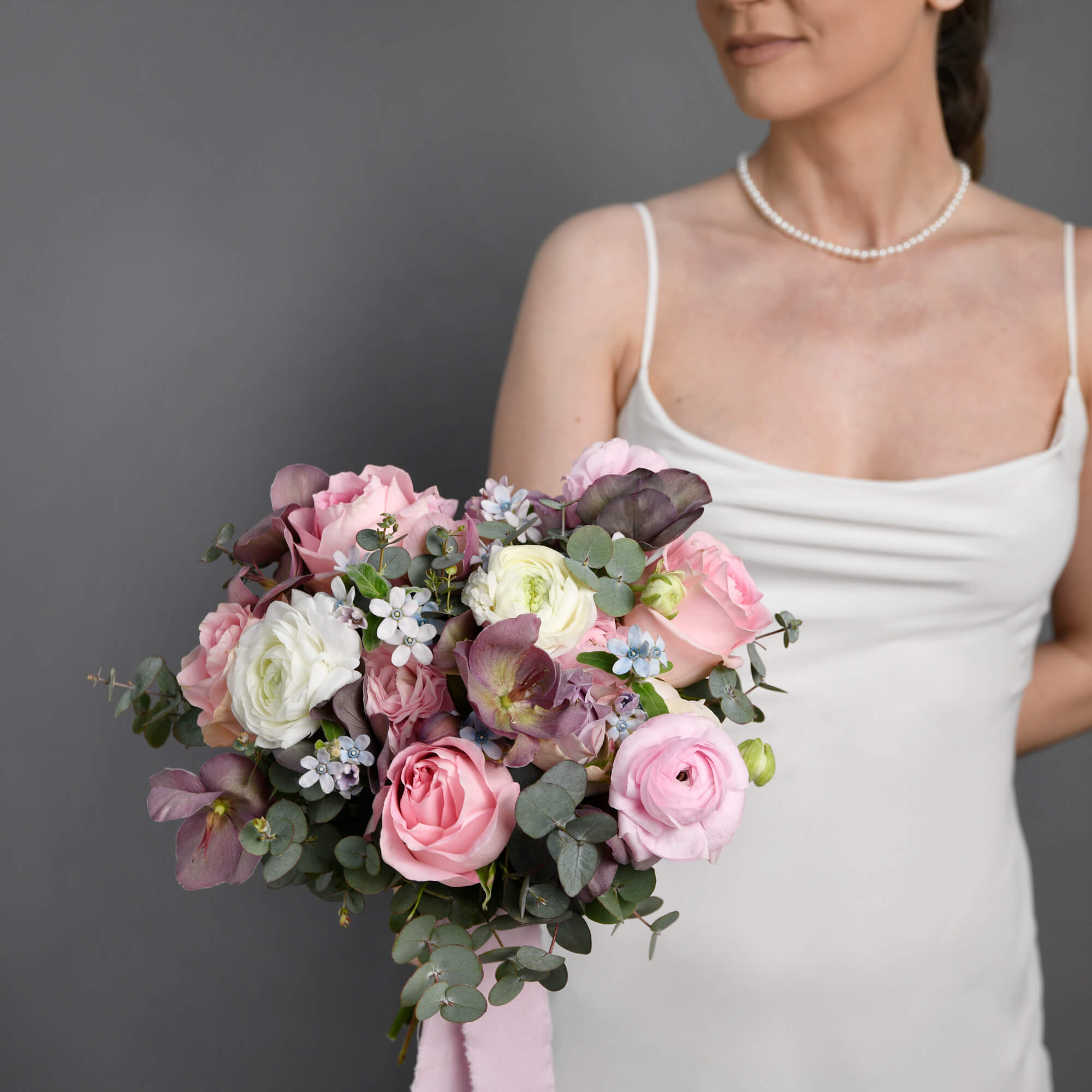 Buchet mireasa cu trandafiri roz si ranunculus, 4, Californiaflowers.ro