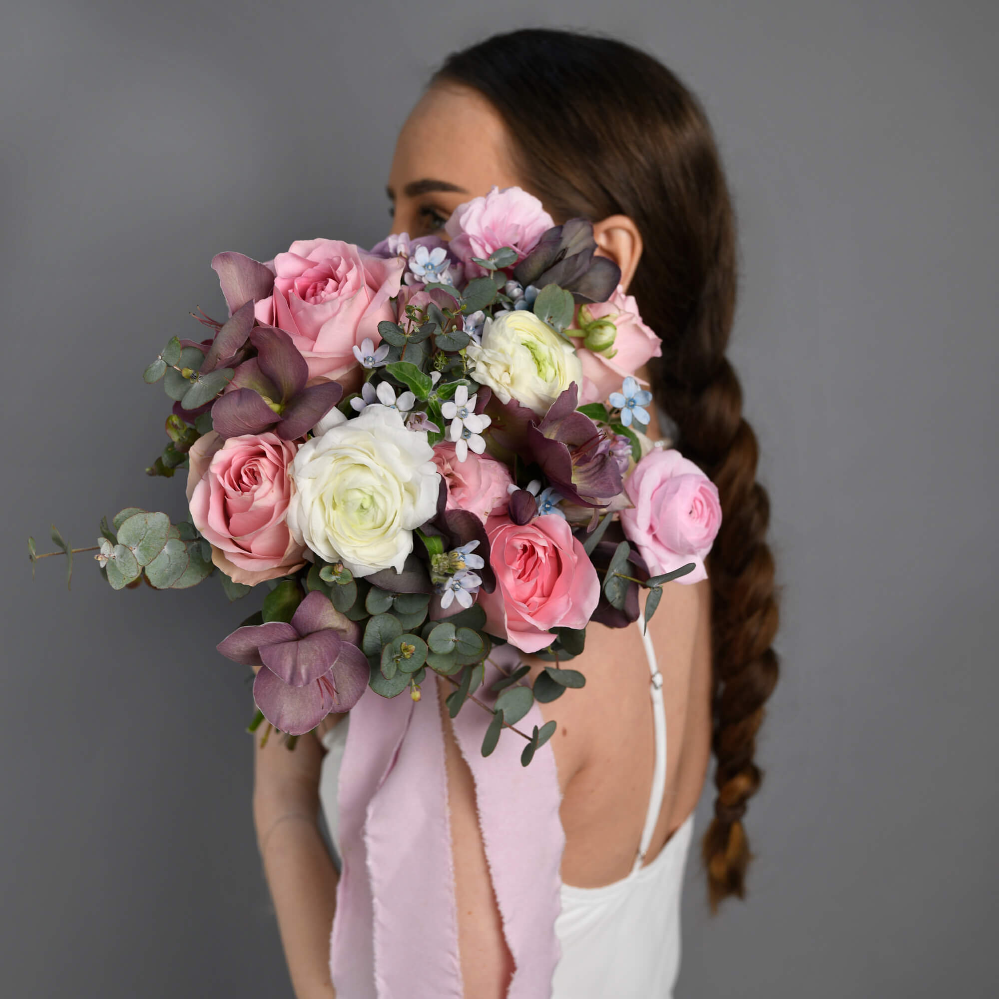 Buchet mireasa cu trandafiri roz si ranunculus, 6, Californiaflowers.ro