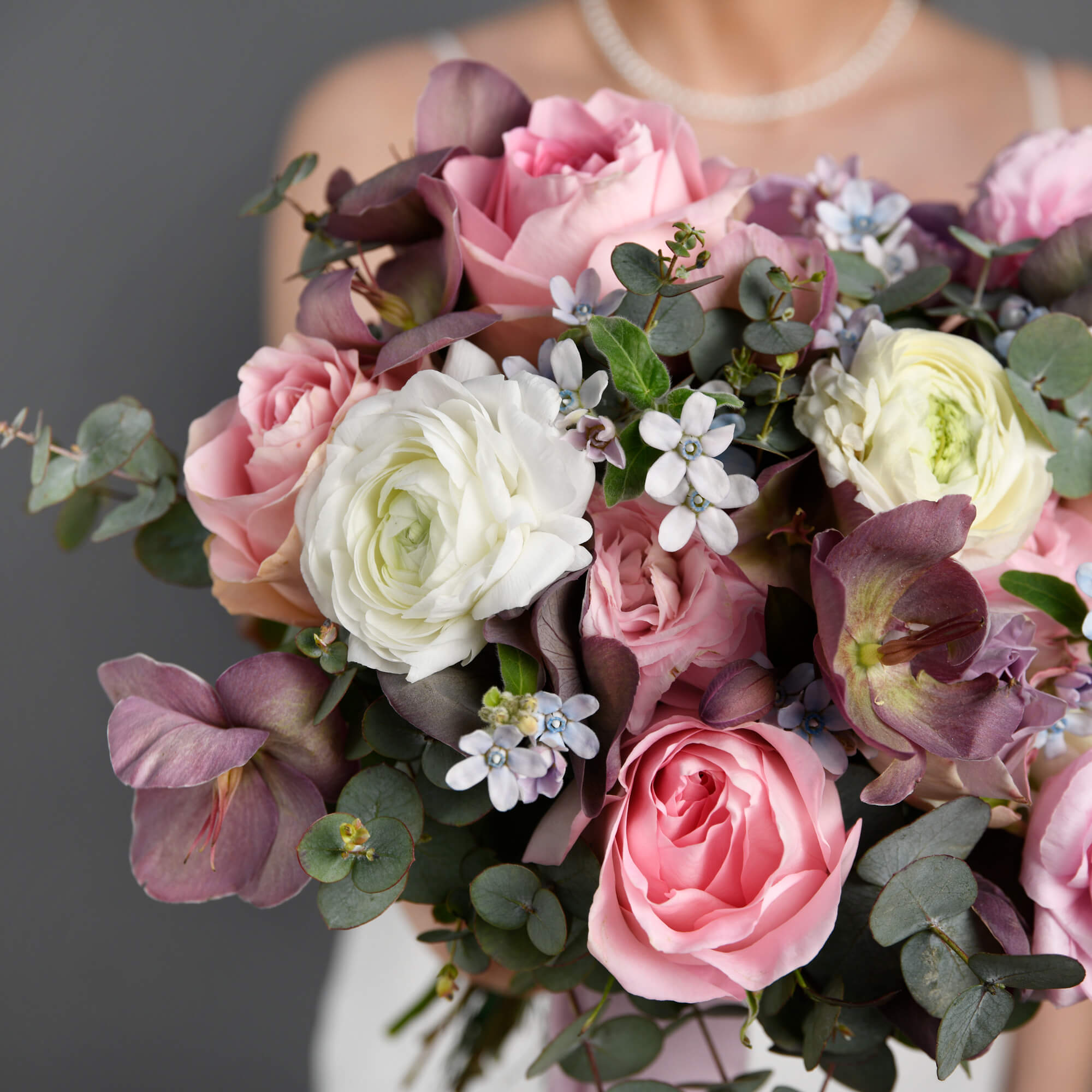Buchet mireasa cu trandafiri roz si ranunculus, 7, Californiaflowers.ro