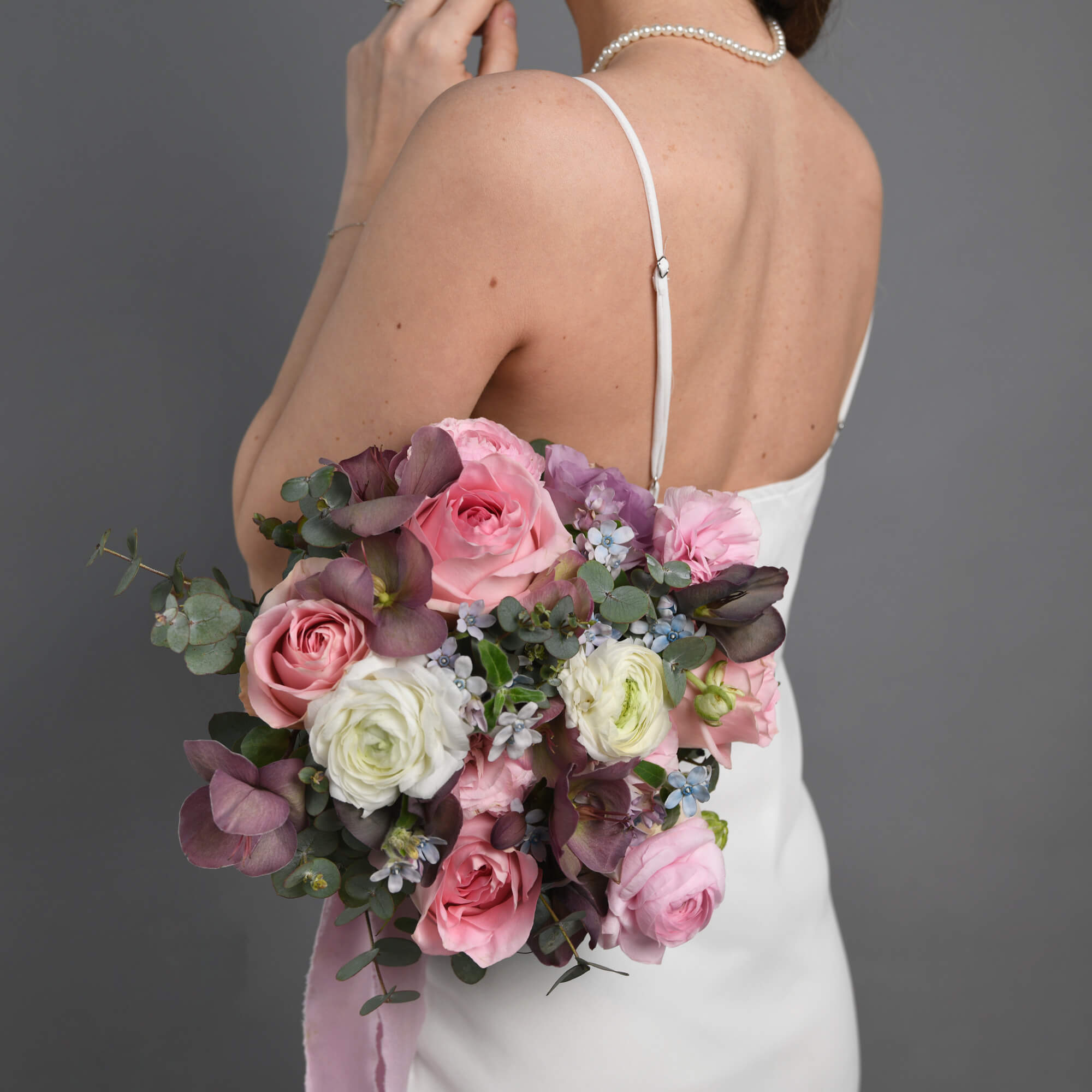 Buchet mireasa cu trandafiri roz si ranunculus, 8, Californiaflowers.ro