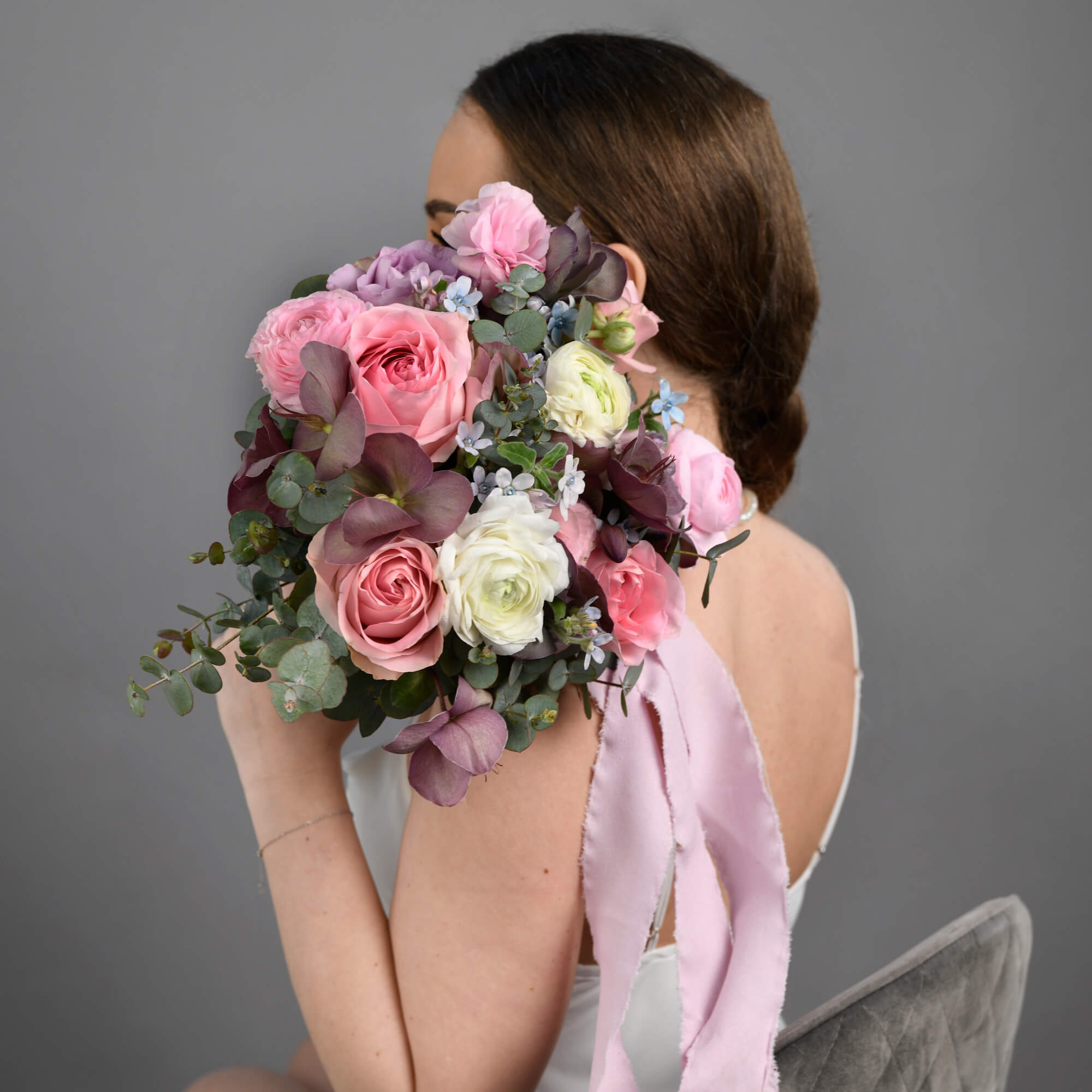 Buchet mireasa cu trandafiri roz si ranunculus, 9, Californiaflowers.ro