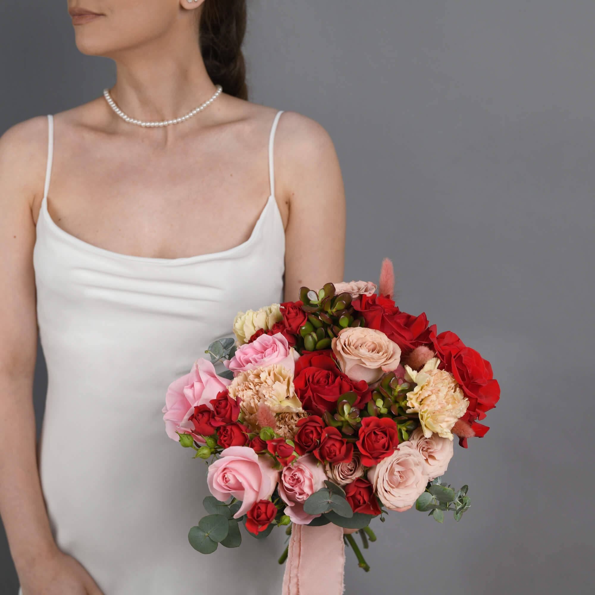 Buchet mireasa cu trandafiri si miniroze rosii, 3, Californiaflowers.ro