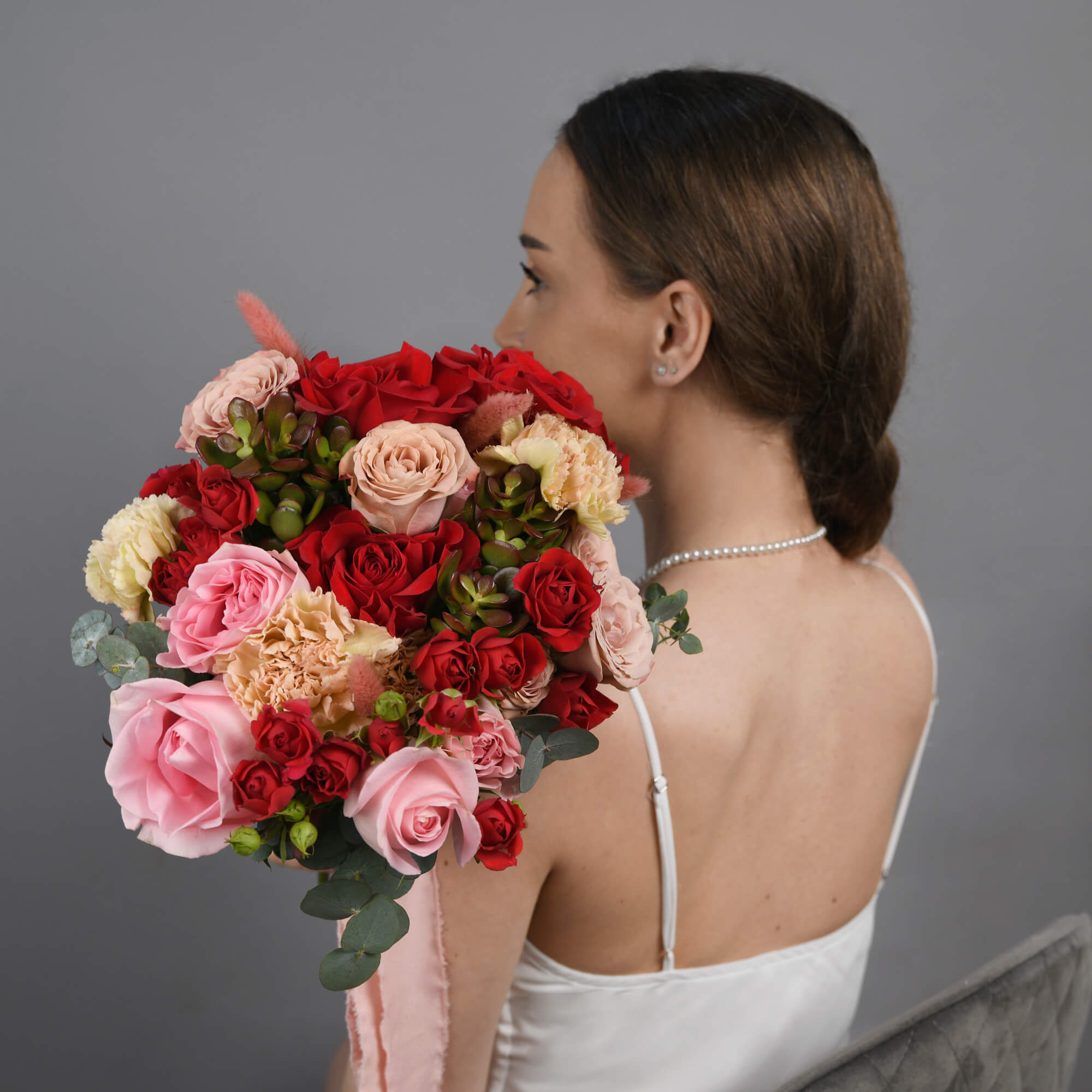 Buchet mireasa cu trandafiri si miniroze rosii, 4, Californiaflowers.ro