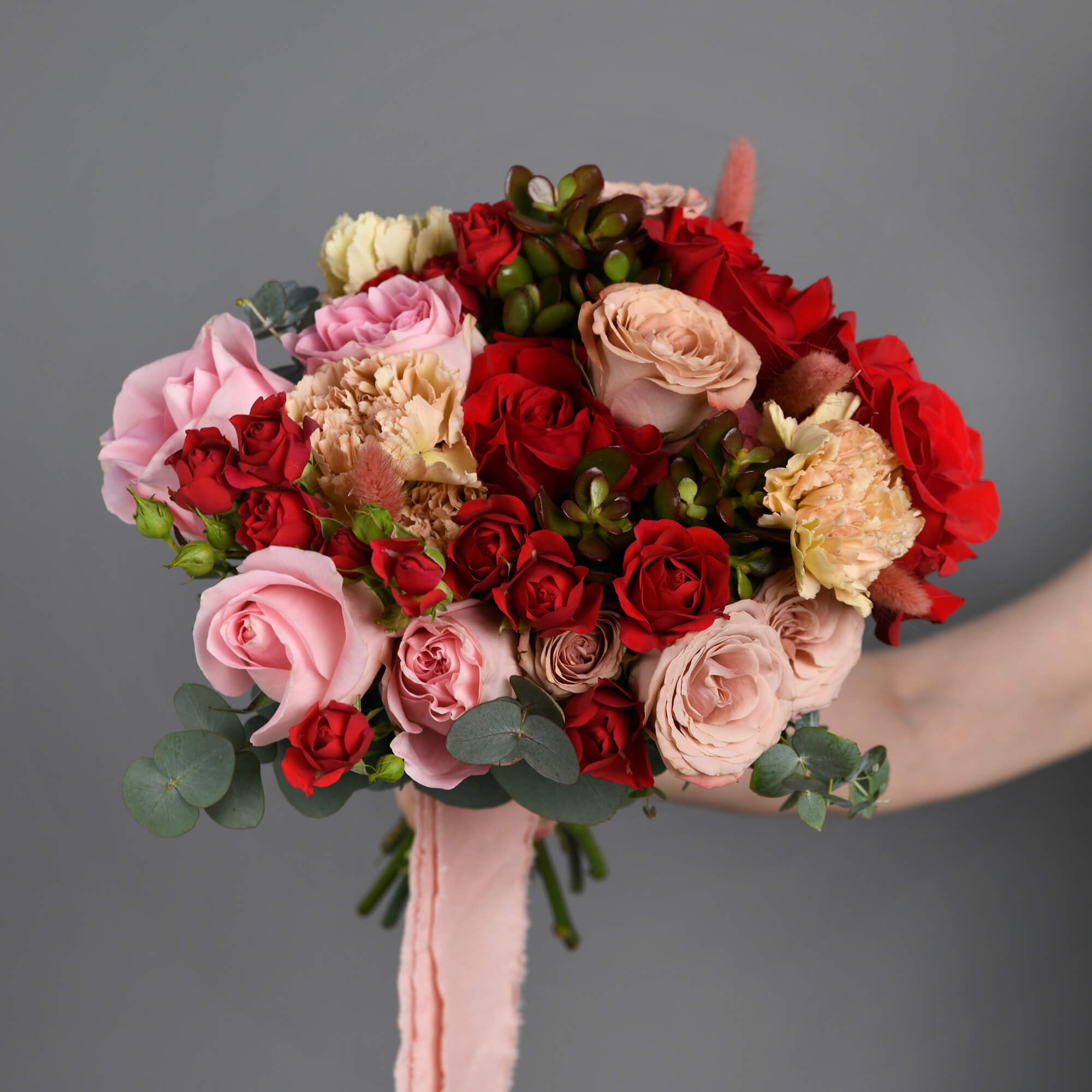 Buchet mireasa cu trandafiri si miniroze rosii, 5, Californiaflowers.ro