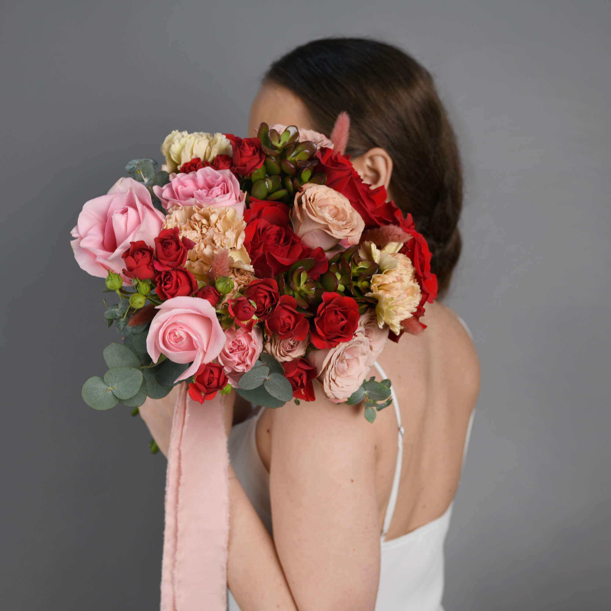 Buchet mireasa cu trandafiri si miniroze rosii, 9, Californiaflowers.ro