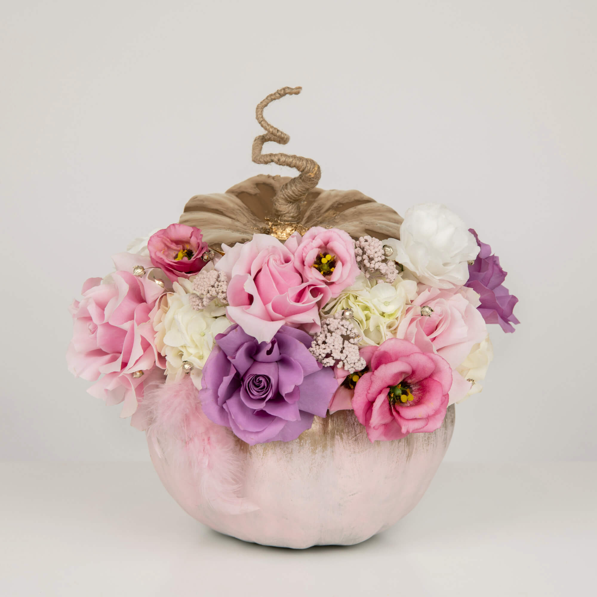Aranjament floral in dovleac cu hortensie si trandafiri, 1