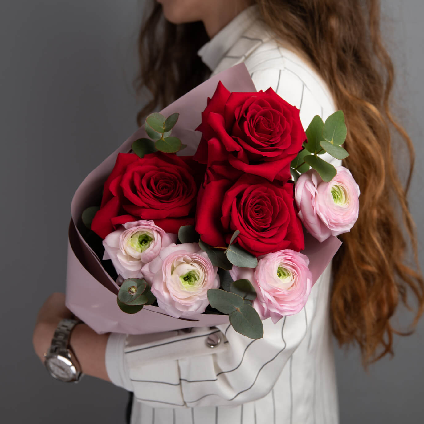 Buchet cu ranunculus si trandafiri rosii speciali
