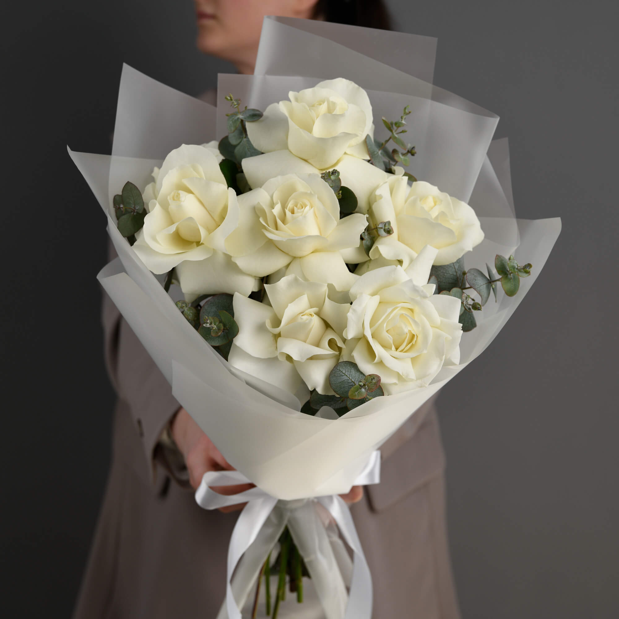 Buchet cu 7 trandafiri albi speciali si eucalipt