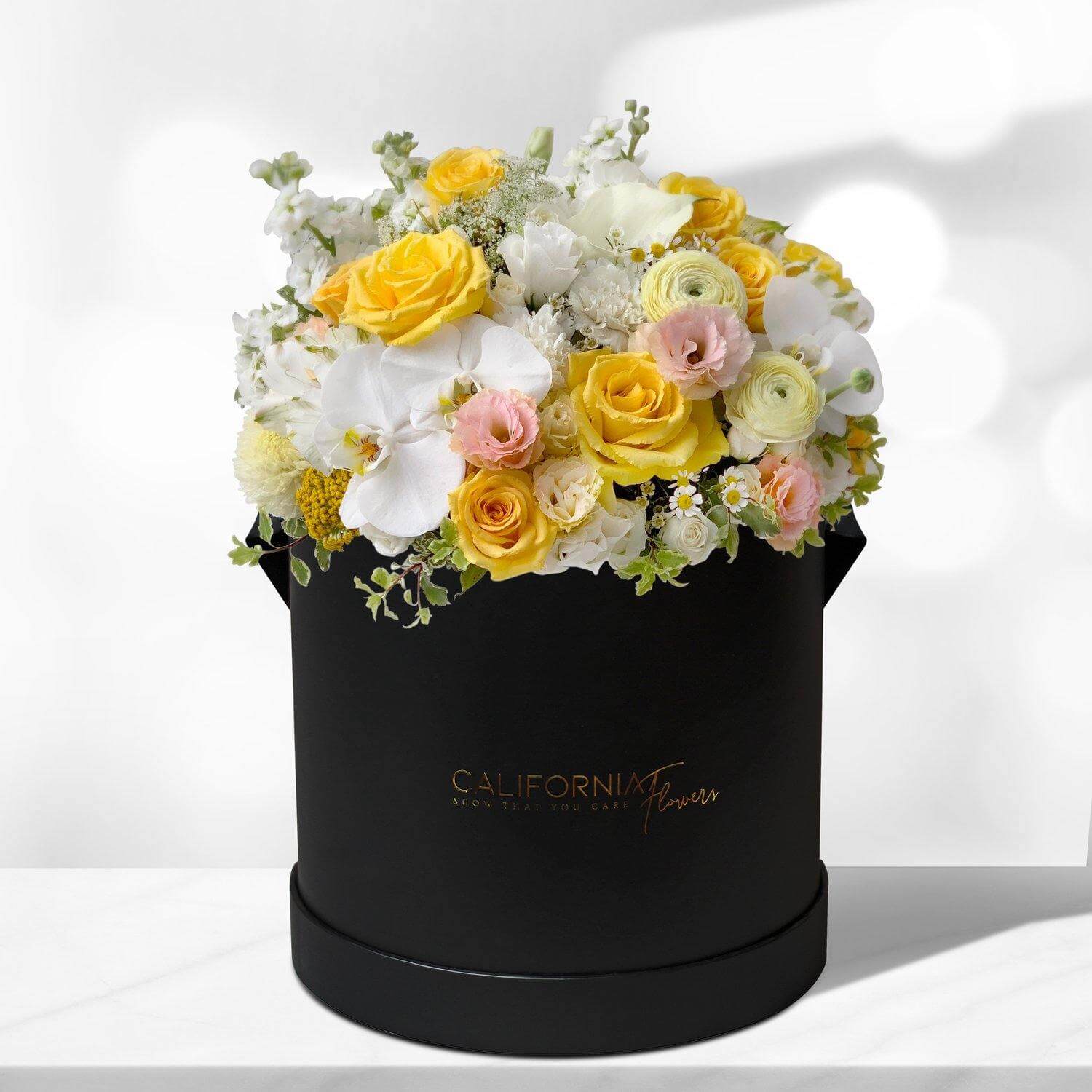 Aranjament floral in cutie neagra cu vanda, trandafiri si matiola