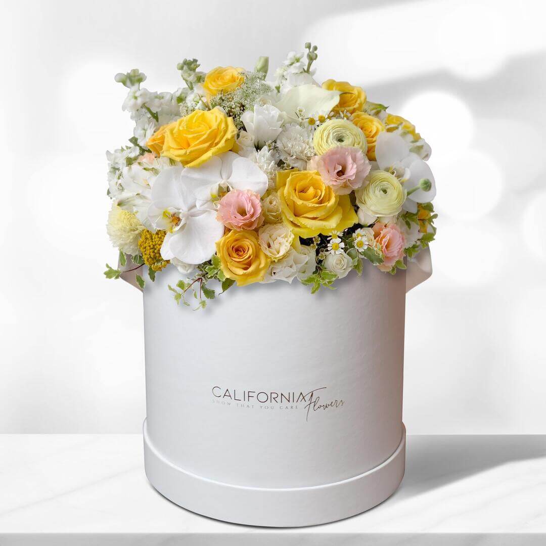 Aranjament floral in cutie cu vanda, trandafiri si matiola
