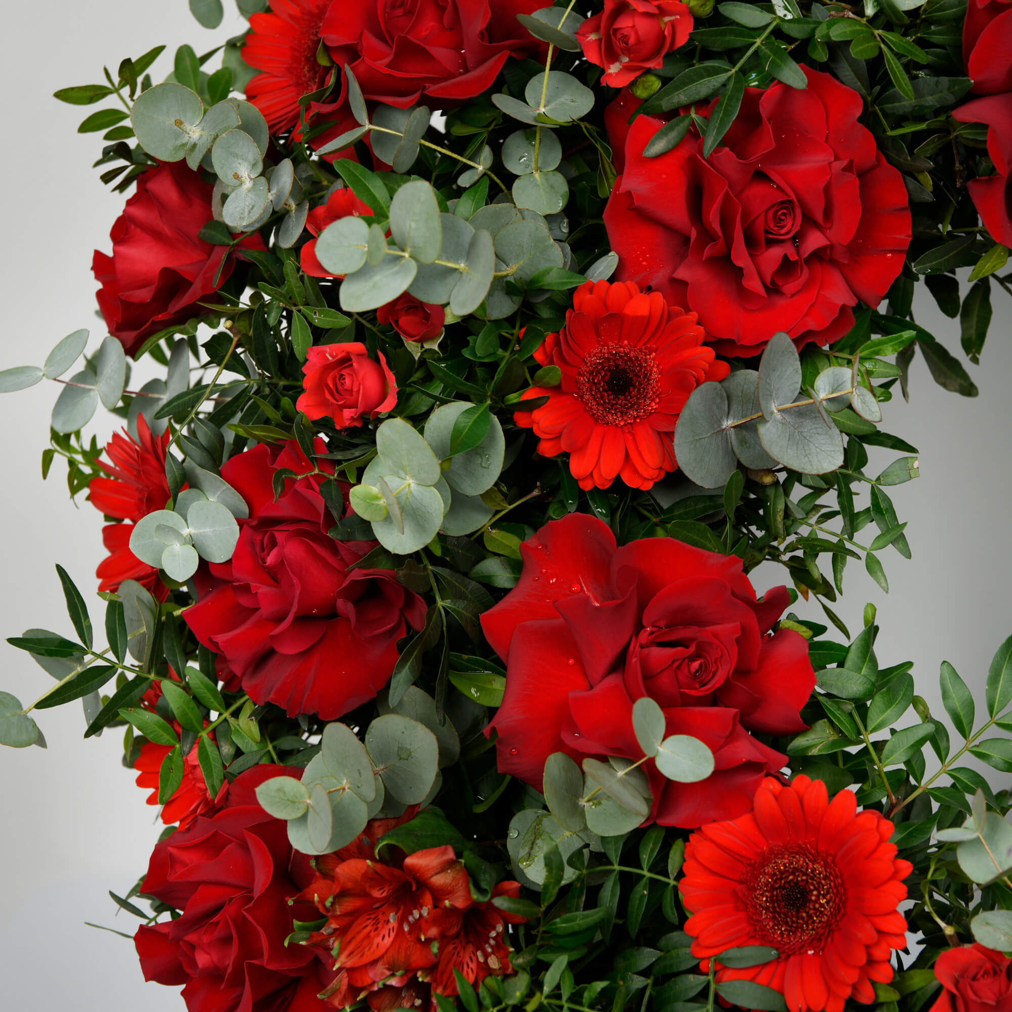 Coroana funerara cu trandafiri rosii si gerbera, 2