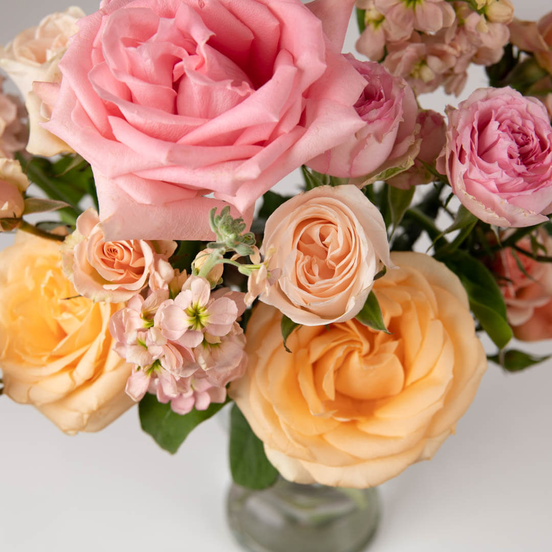 Aranjament floral in vaza cu trandafiri si miniroze roz