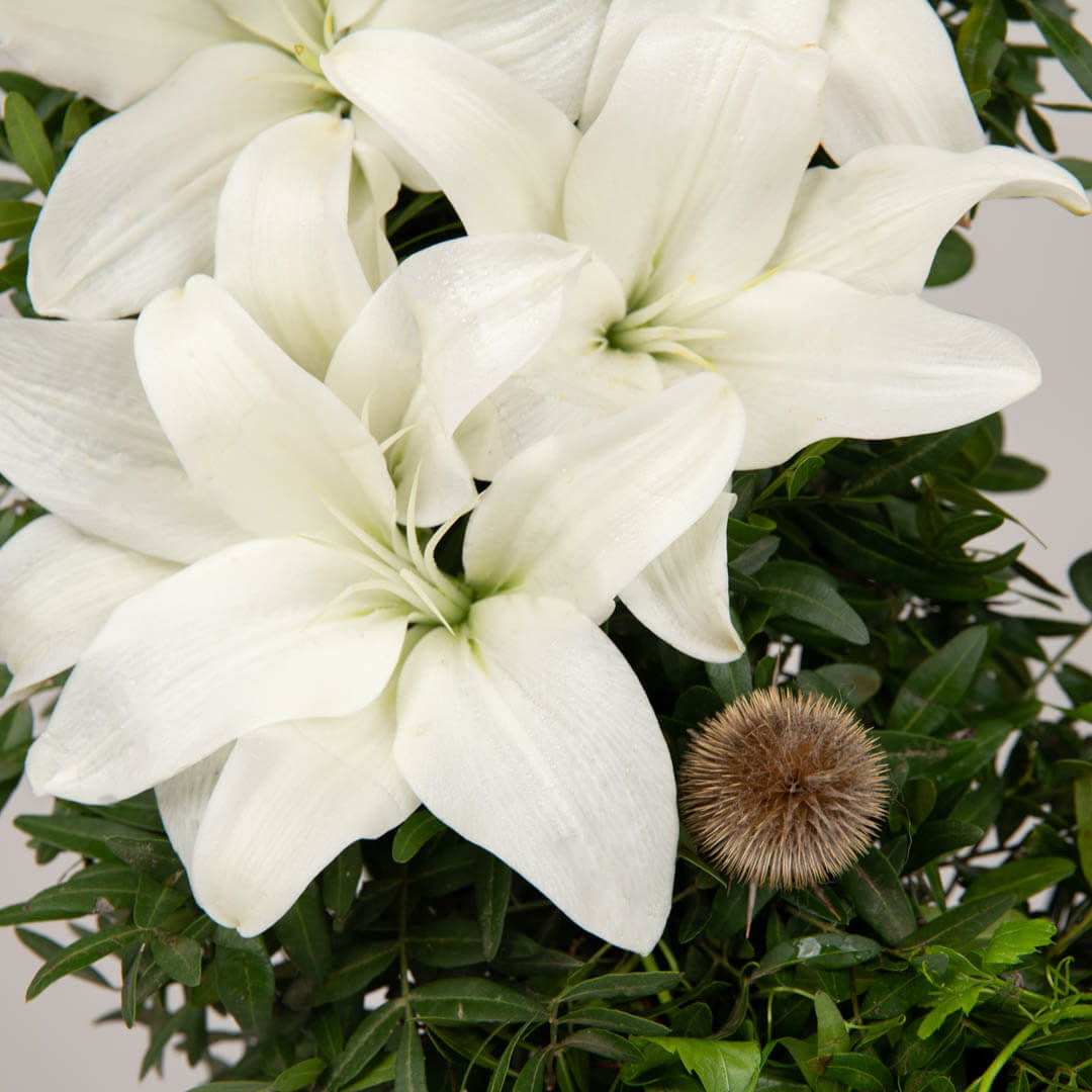Coroana de flori rotunda cu crini albi