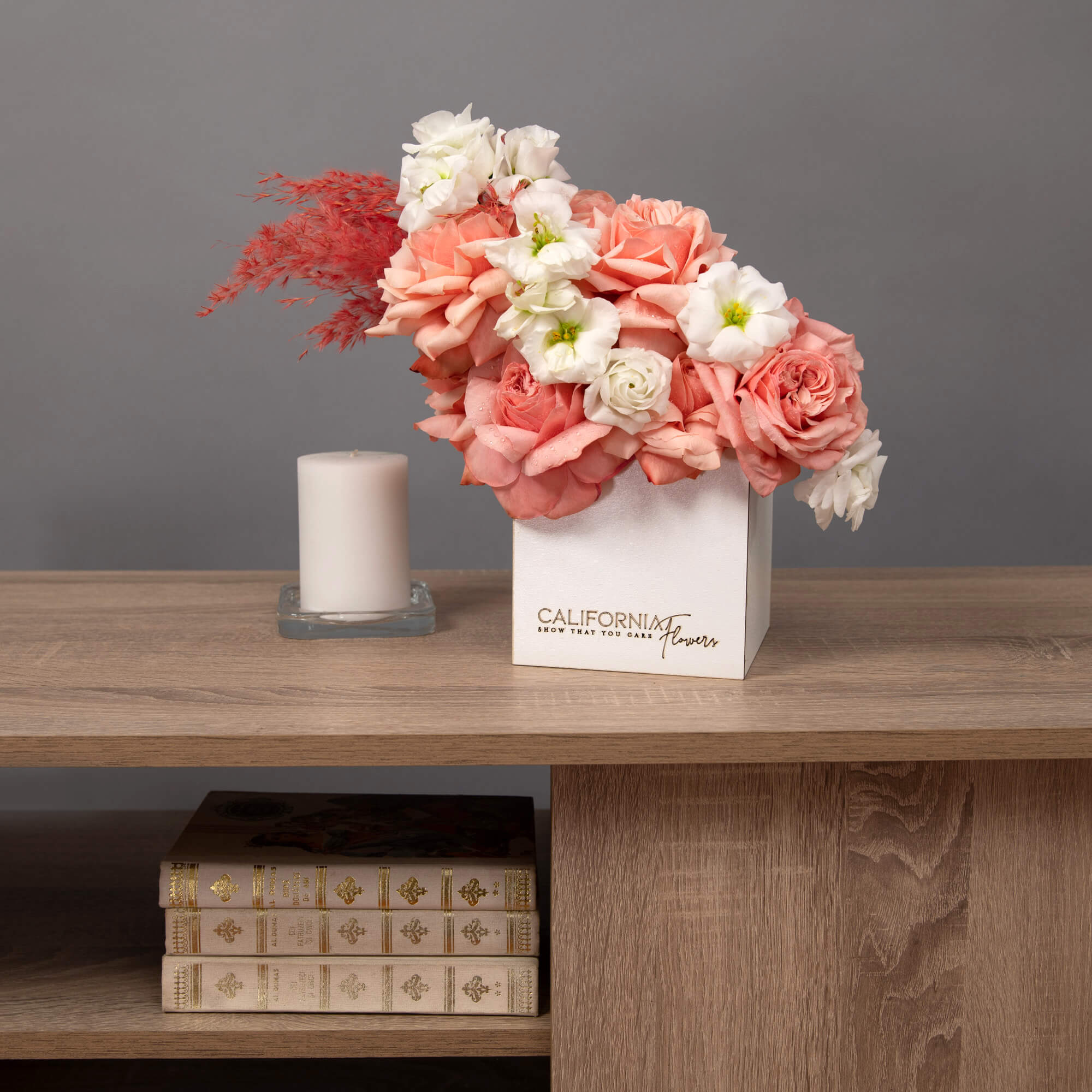 Aranjament floral in cutie cu lisianthus si trandafiri speciali somon