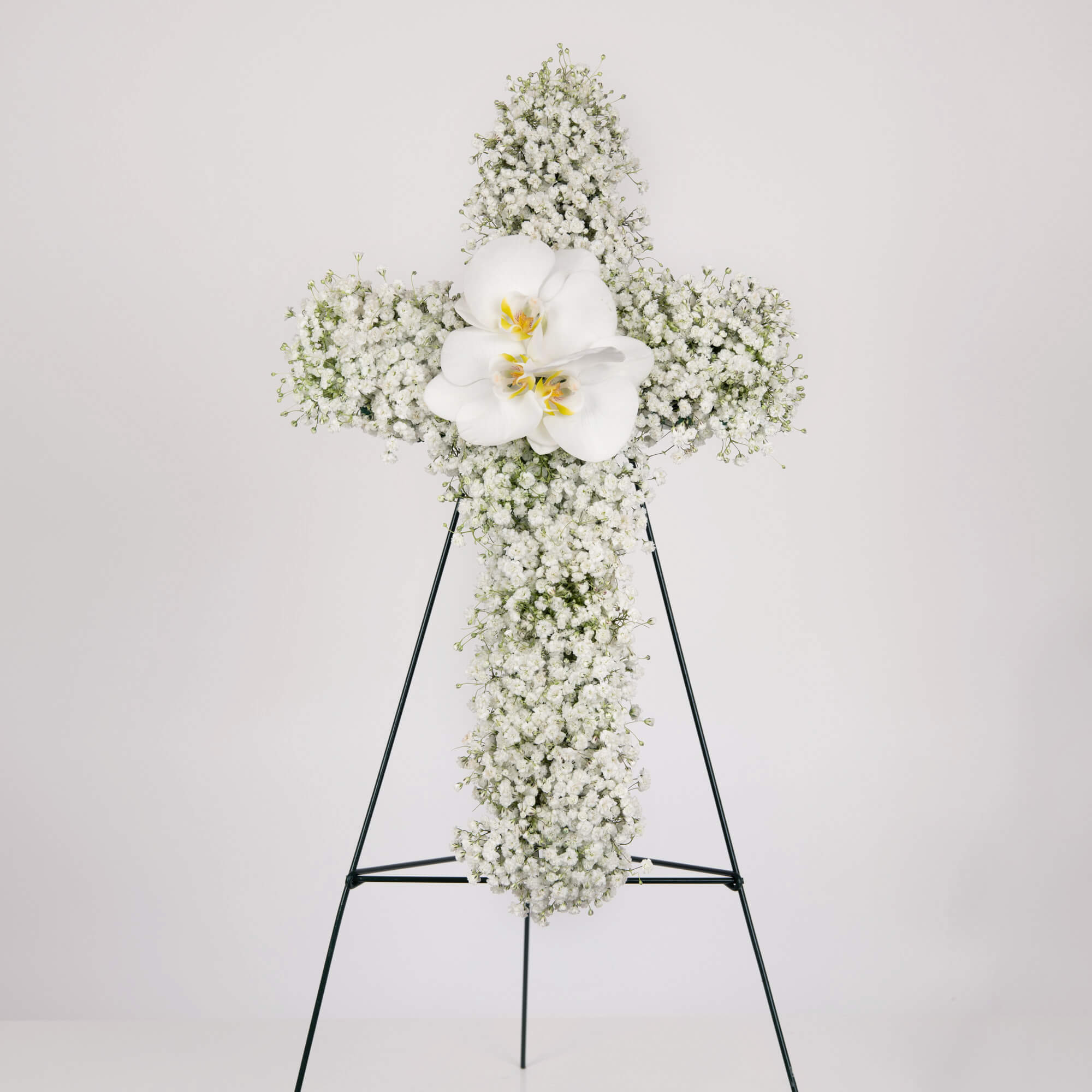 Cruce funerara cu gypsophila si phalaenopsis