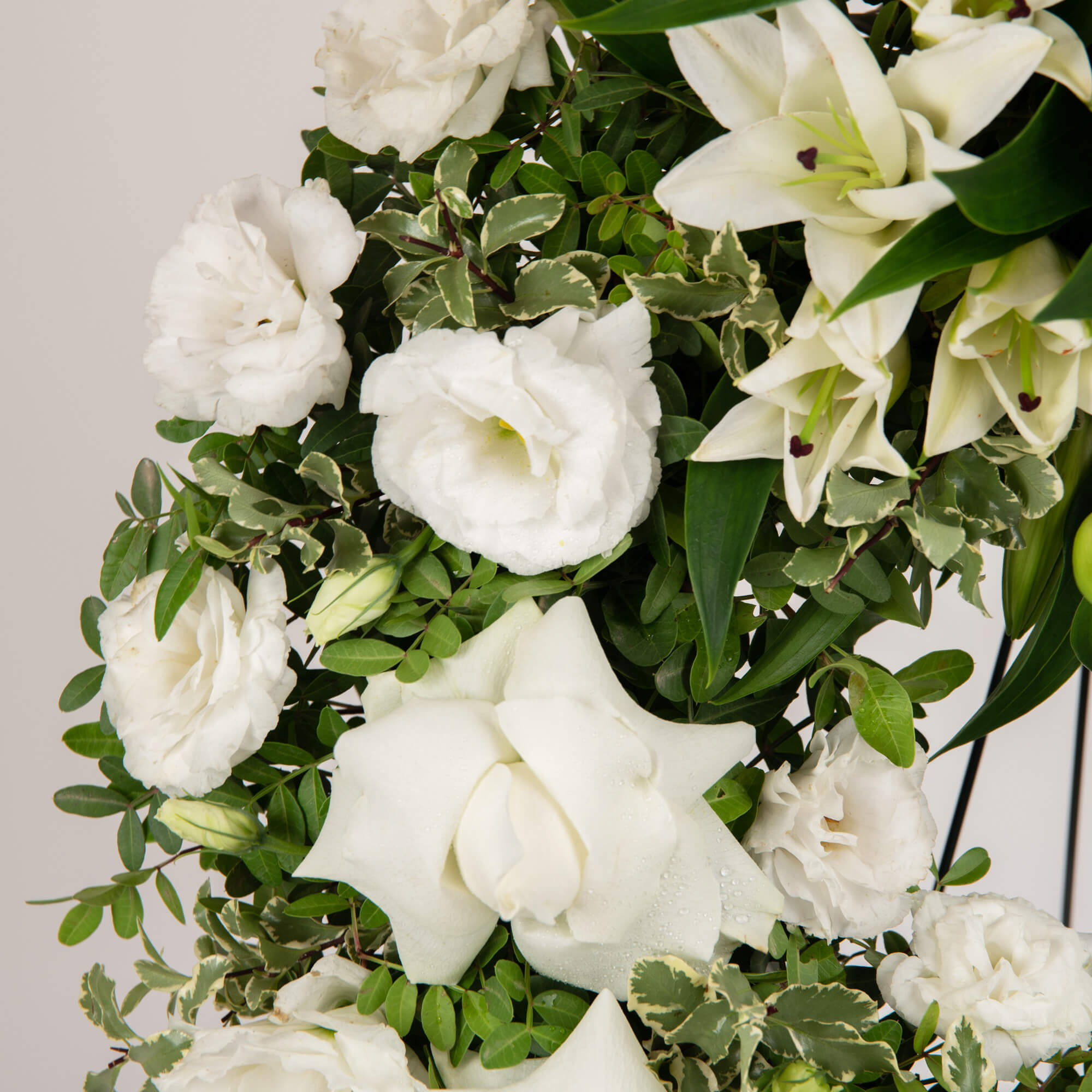 Aranjament floral funerar cu lisianthus si crini albi, 2