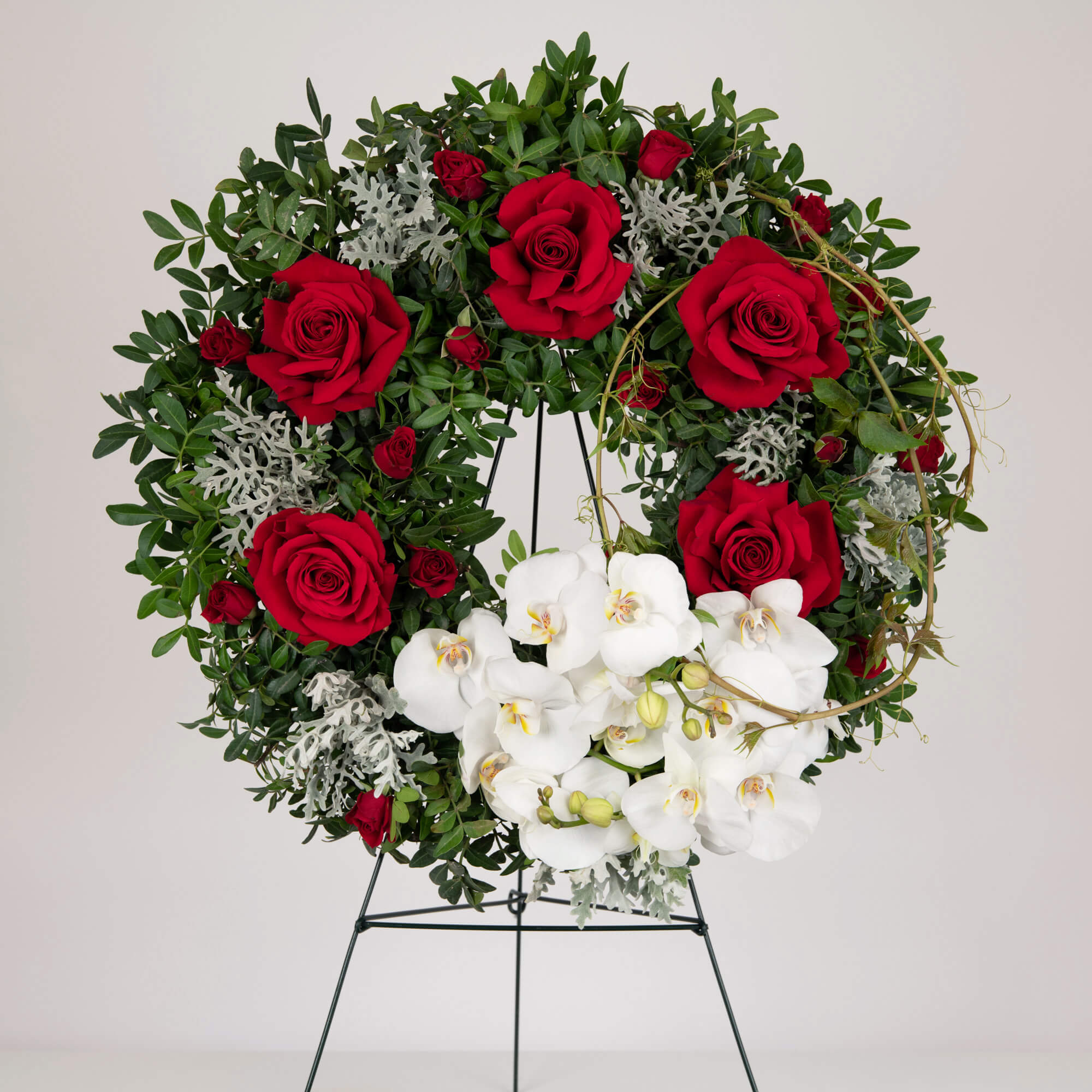 Coroana de flori rotunda cu pahlaenopsis si trandafiri rosii, 1