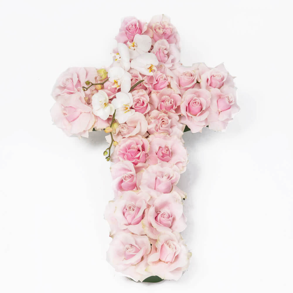 Aranjament floral funerar cruce cu trandafiri roz