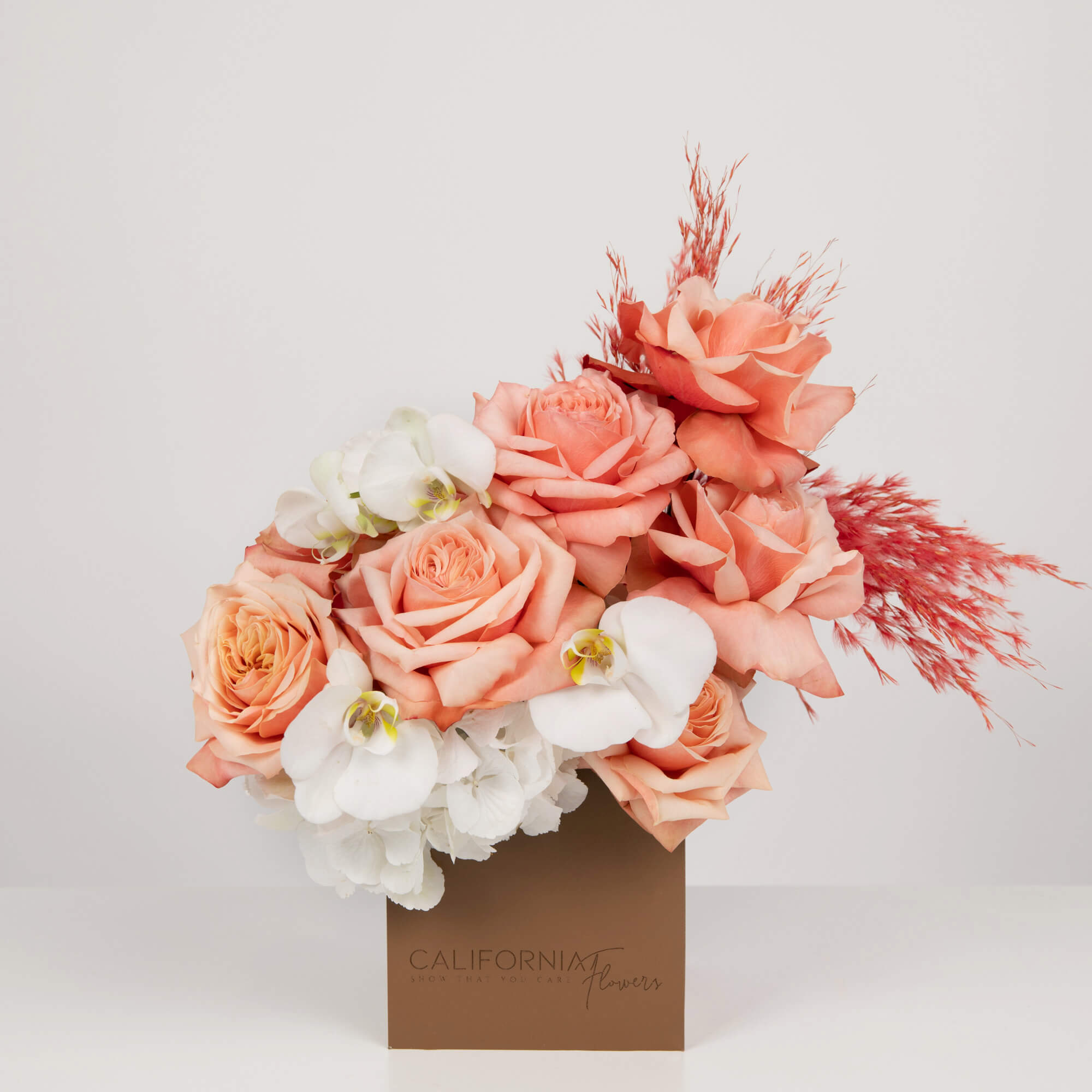 Aranjament floral in cutie cu trandafiri speciali si phalaenopsis, 2