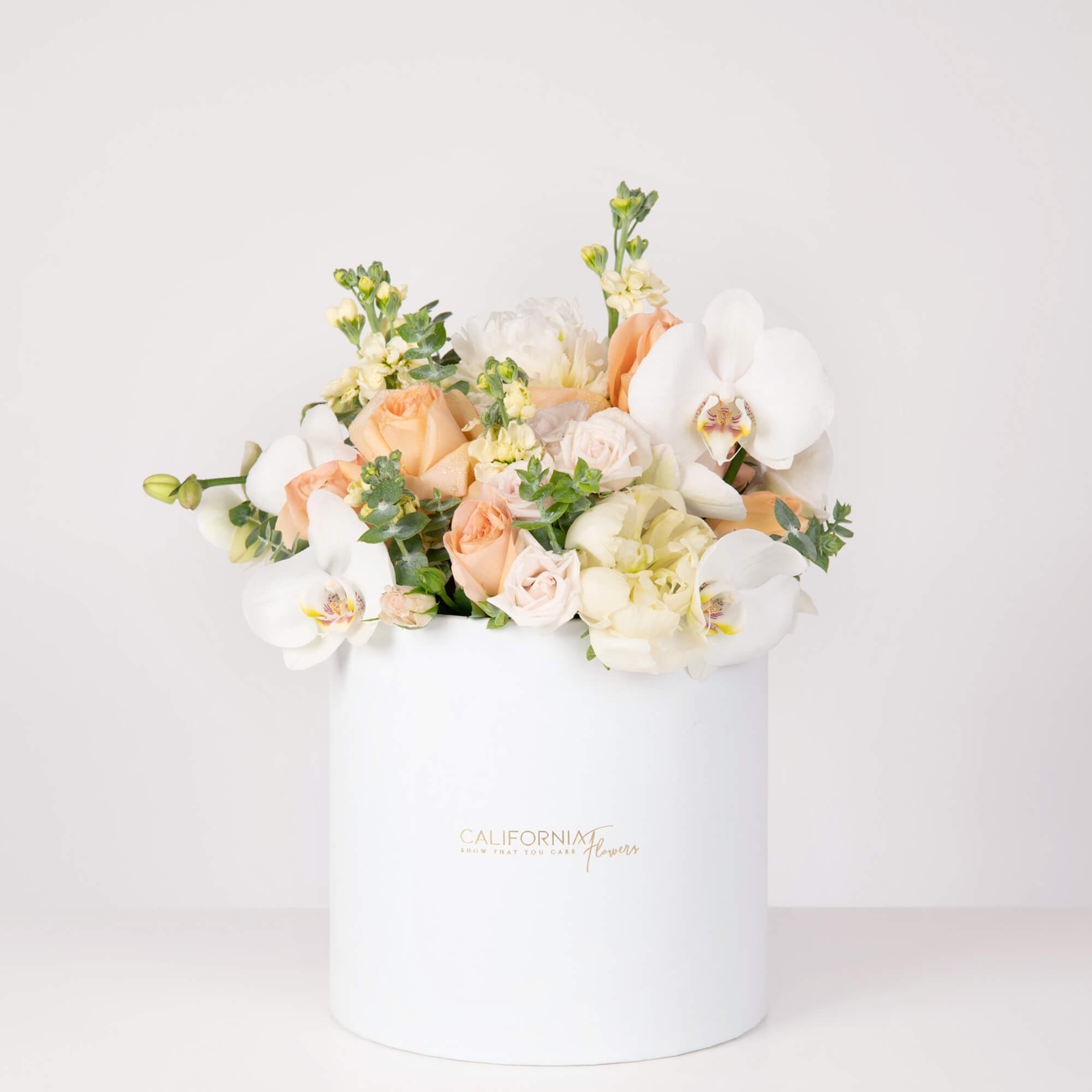 Aranjament floral in cutie cu bujori, trandafiri, matthiola si orhidee, 1
