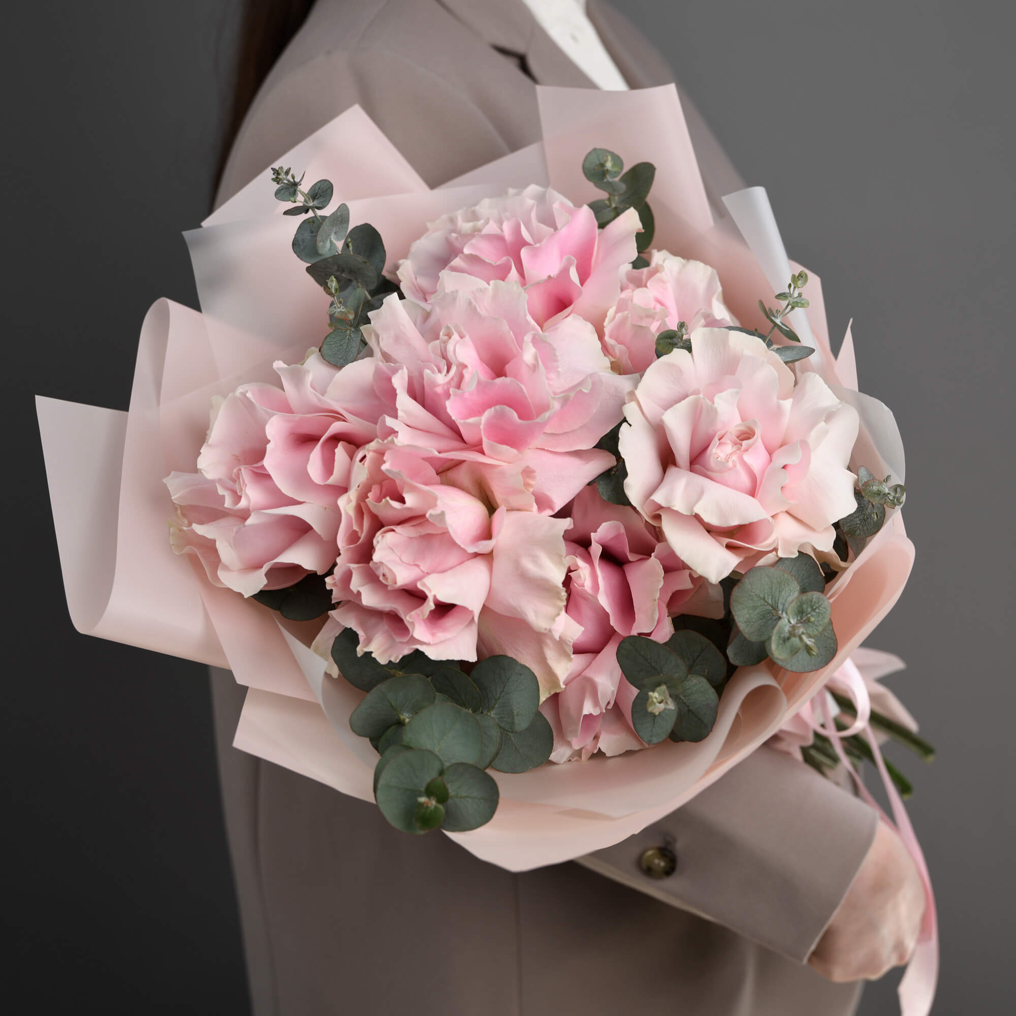 Bouquet of 9 special pink roses and eucalyptus