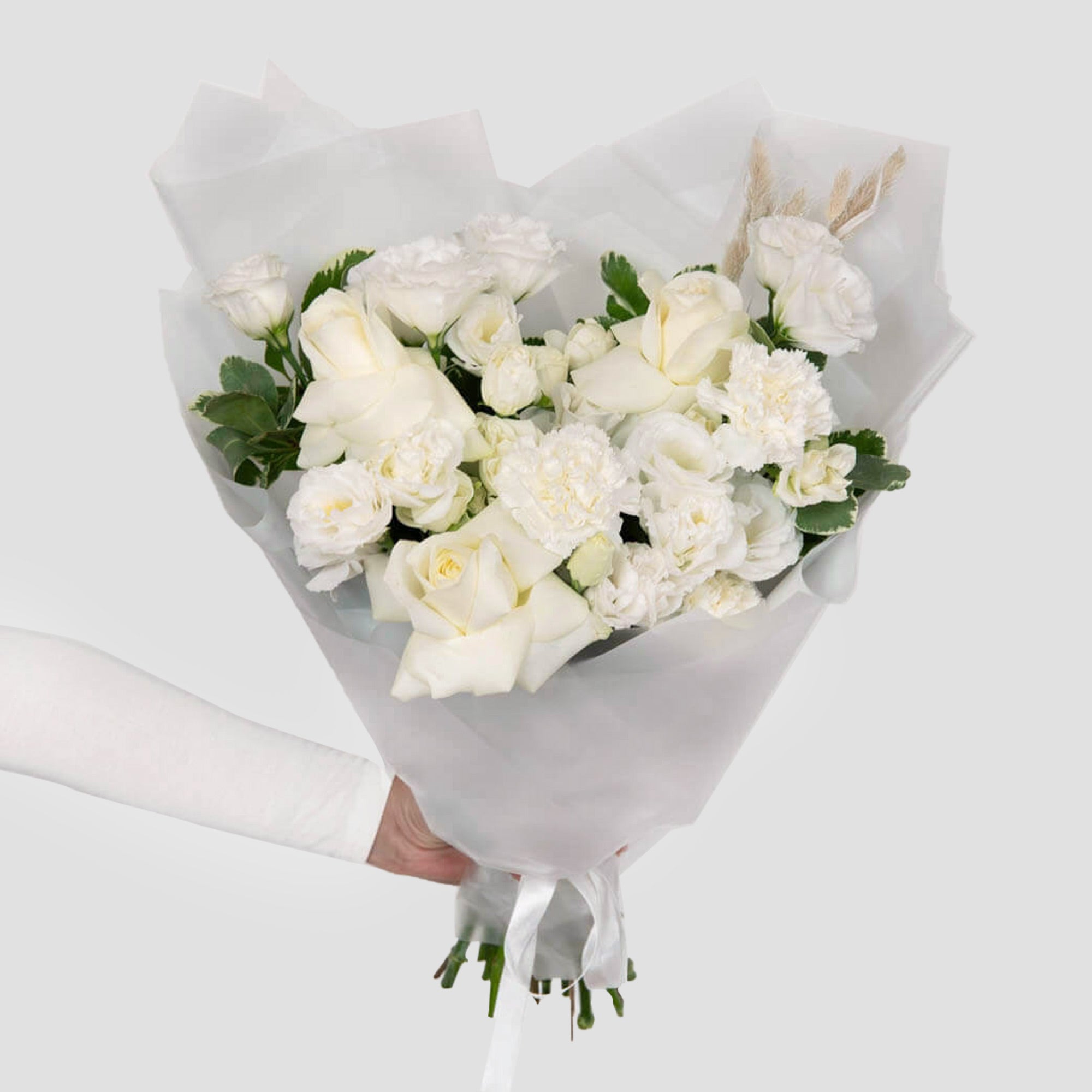 Buchet alb cu lisianthus, trandafiri si dianthus