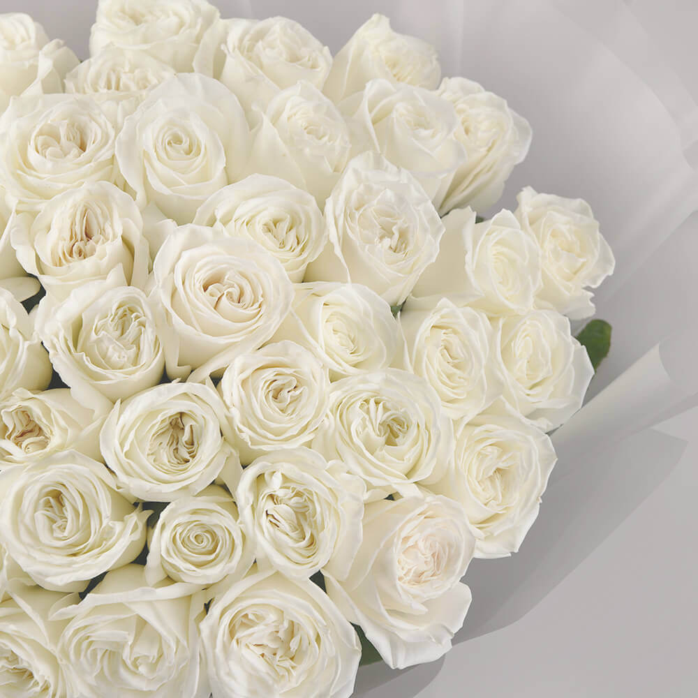 Buchet cu 39 trandafiri albi
