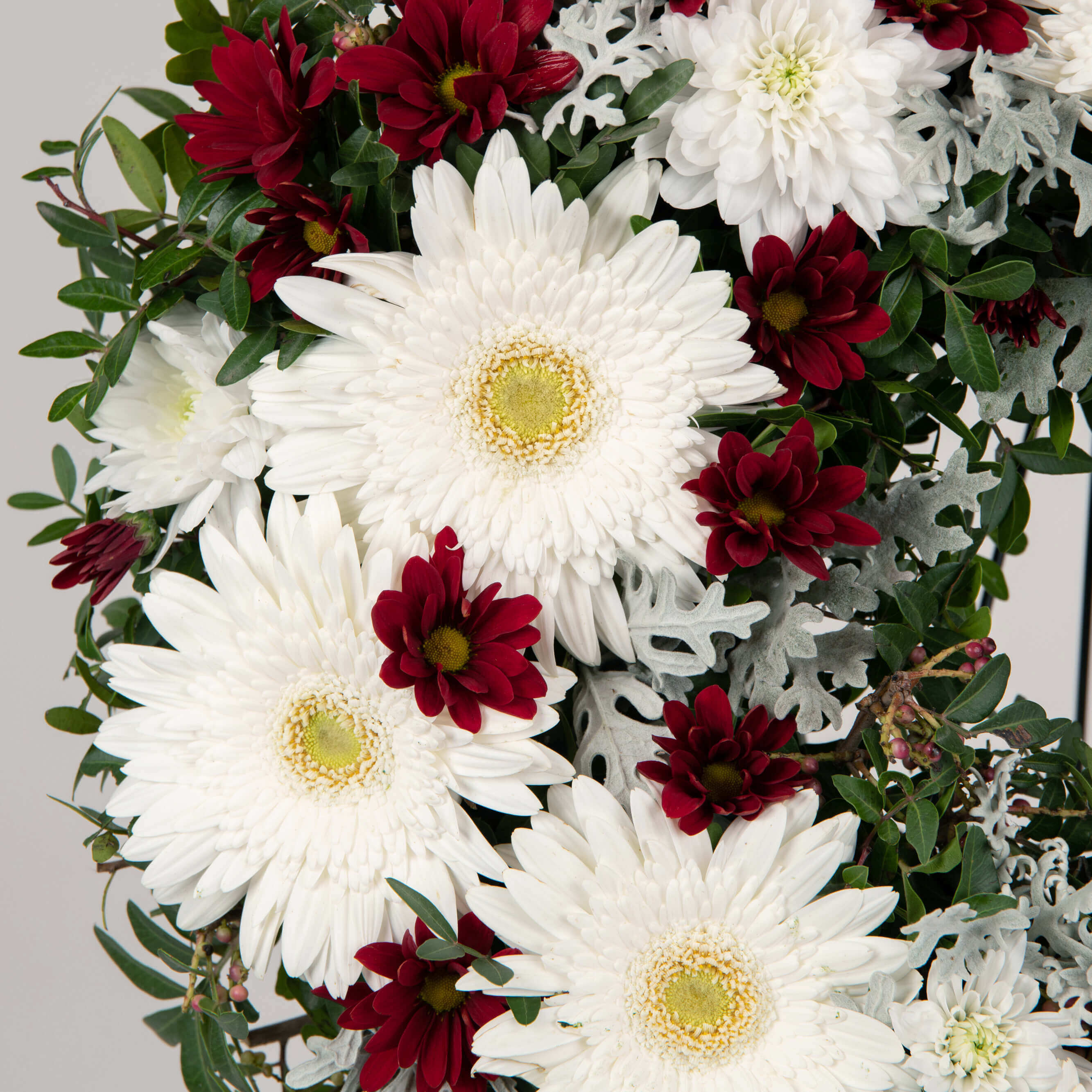 Aranjament floral funerar cu gerbera si crizanteme grena, 2